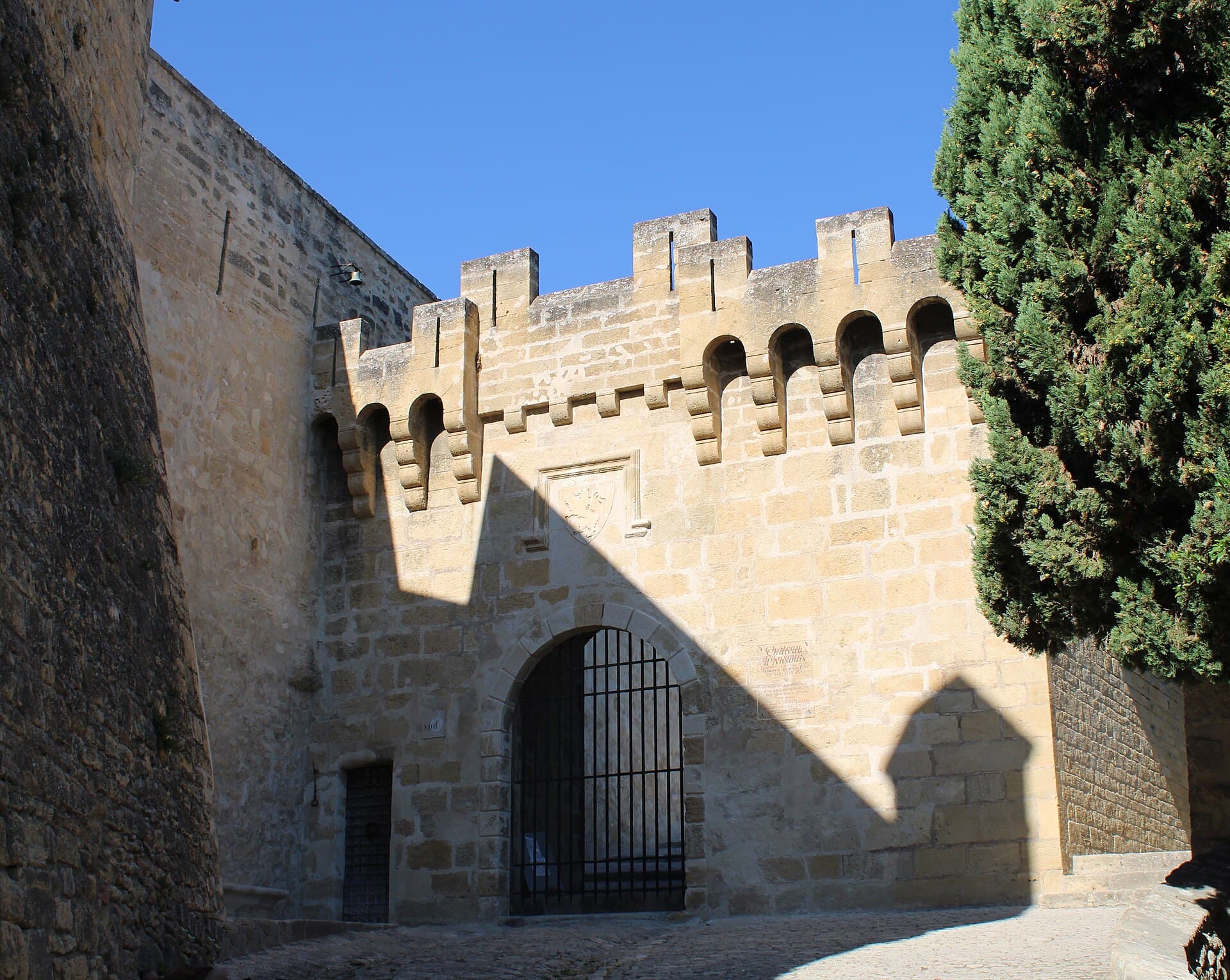Château d'Ansouis — château à Ansouis, Vaucluse, vue de nuit, classé mh