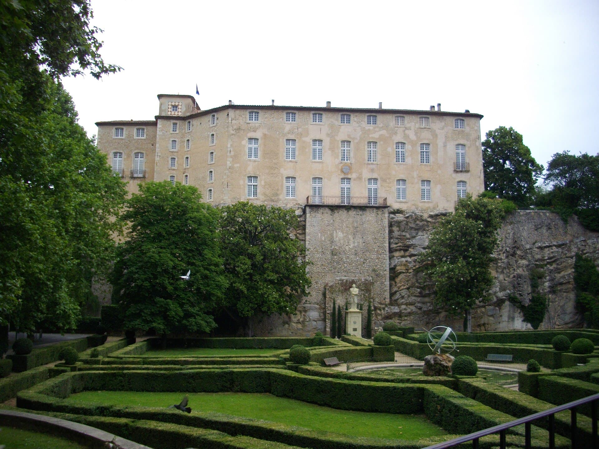 Château d'Entrecasteaux — château à Entrecasteaux, Var, façade, classé mh