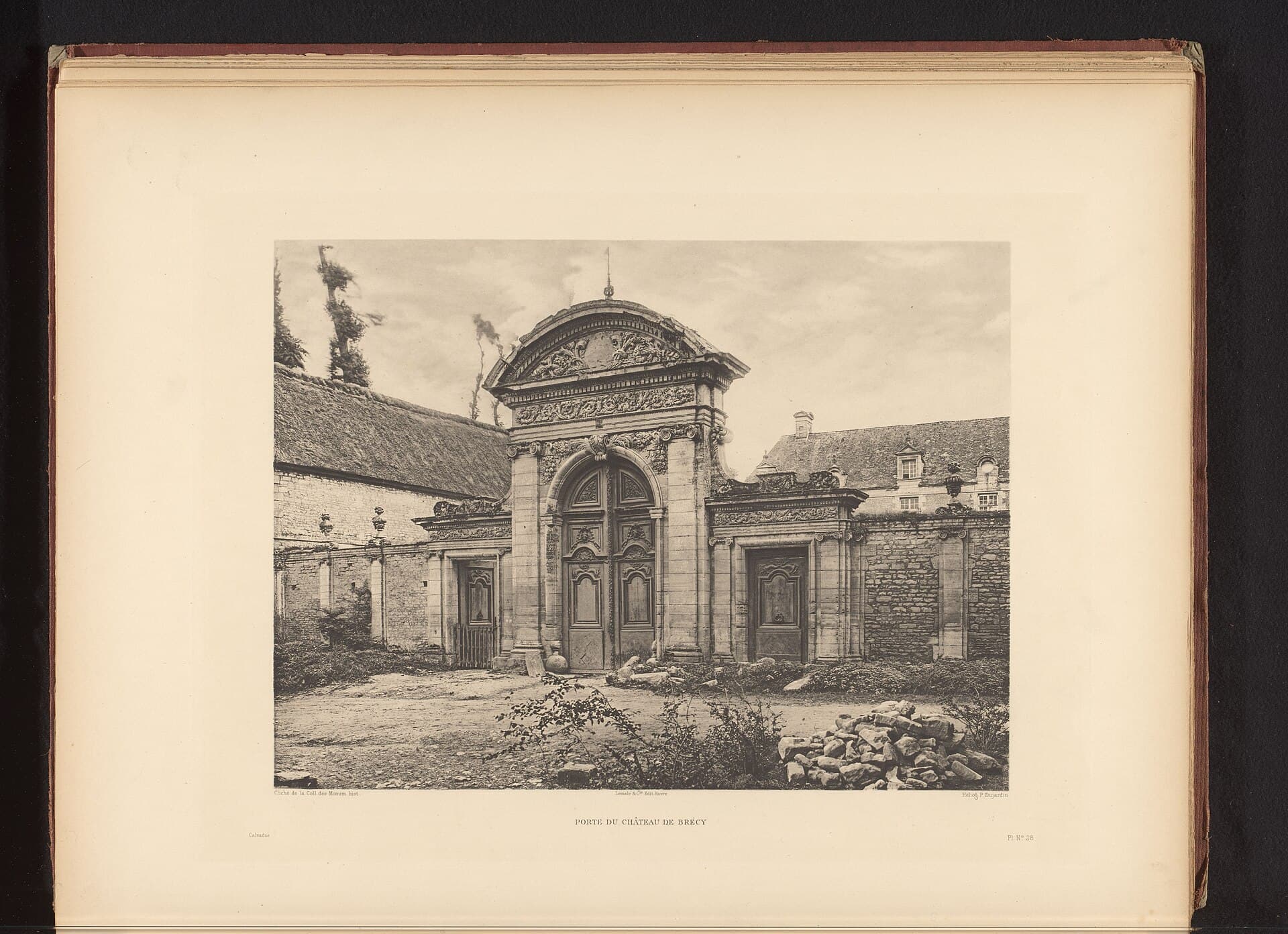 Château de Brécy — château à Saint-Gabriel-Brécy, Calvados, vue de nuit, classé mh