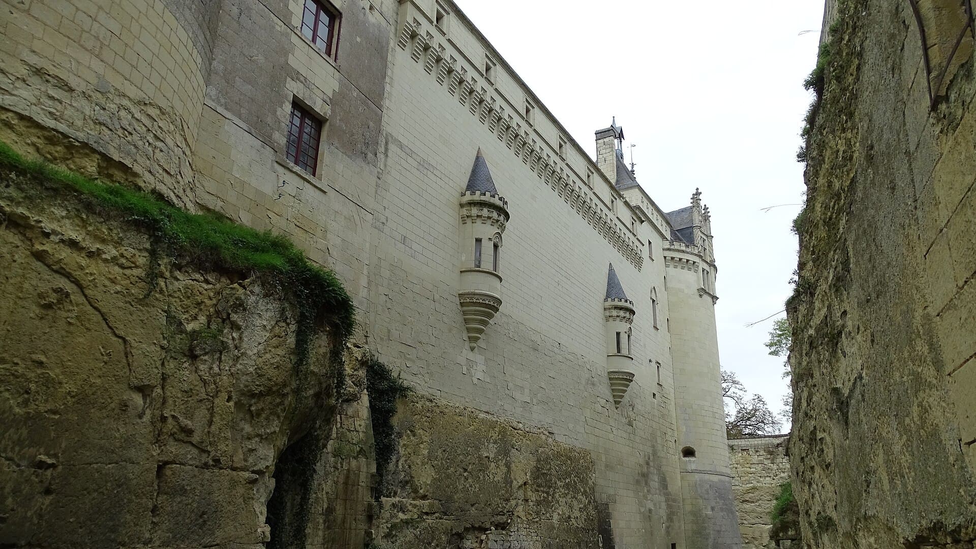 Château de Brézé — château à Brézé, Maine-et-Loire, classé mh