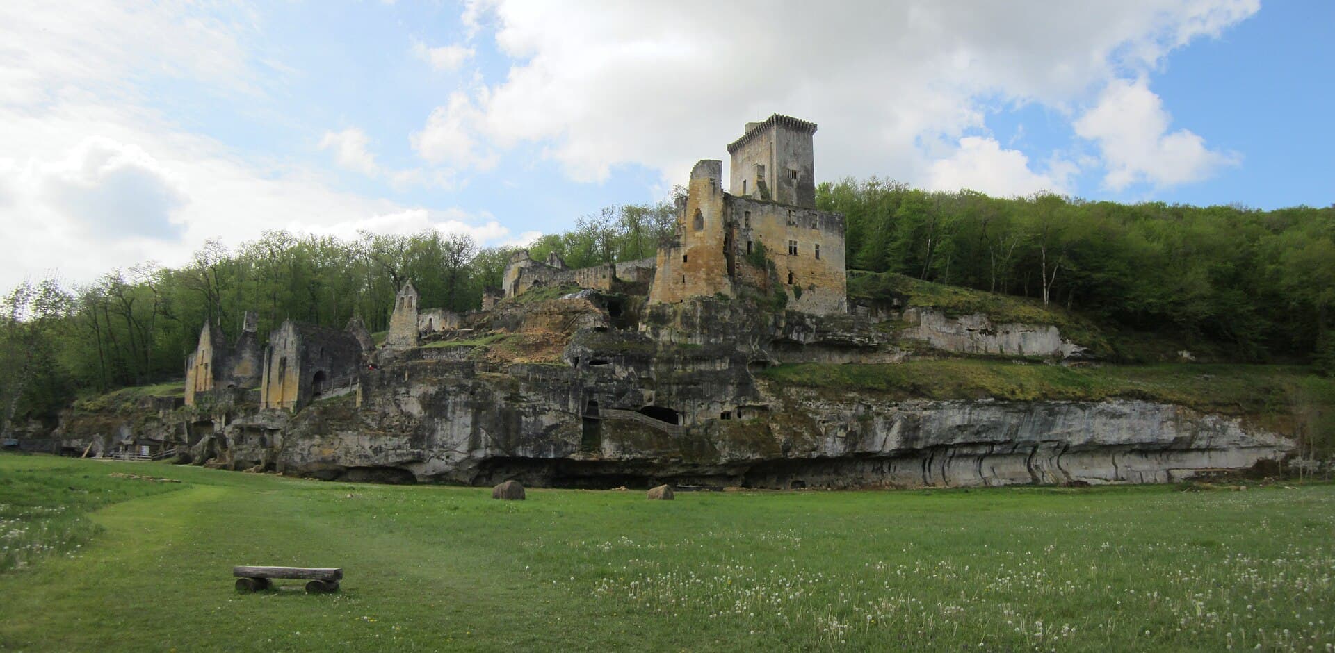 Château de Commarque — château à Les Eyzies, Dordogne, vue de nuit, classé mh