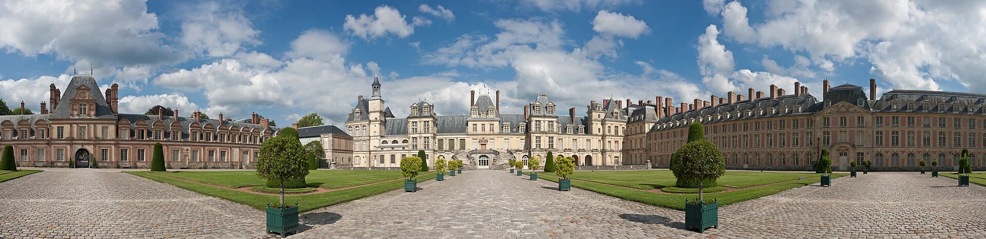 Château de Fontainebleau — château à Fontainebleau, Seine-et-Marne, façade, classé mh