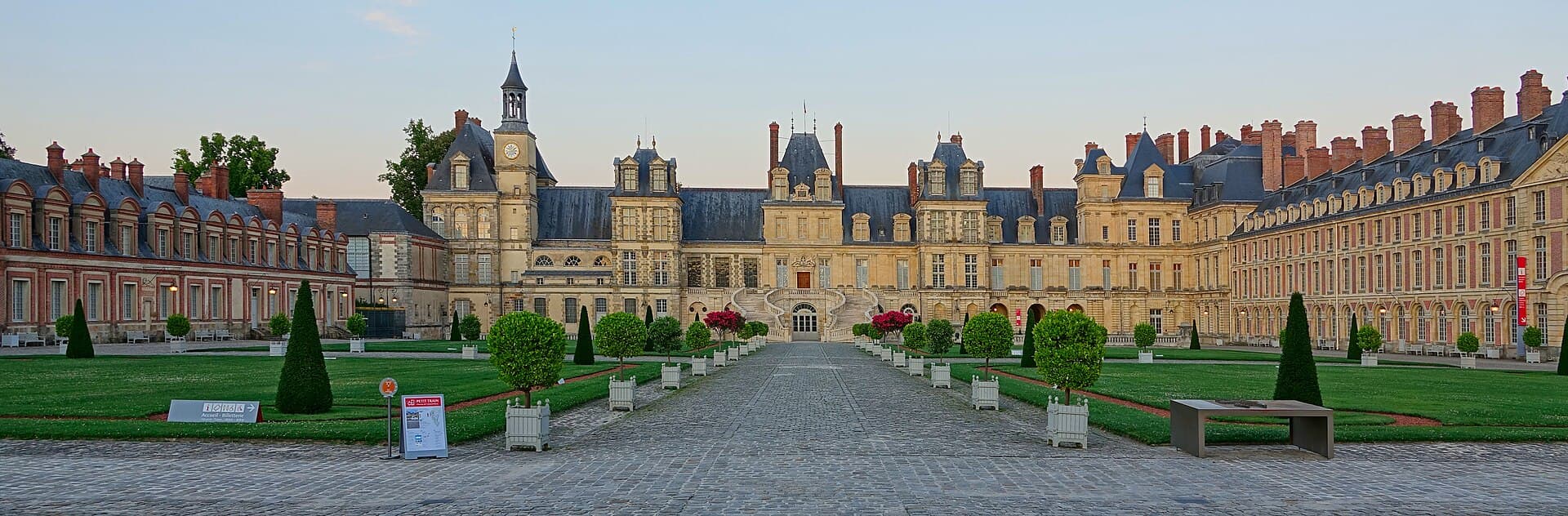 Château de Fontainebleau — château à Fontainebleau, Seine-et-Marne, vue de nuit, classé mh