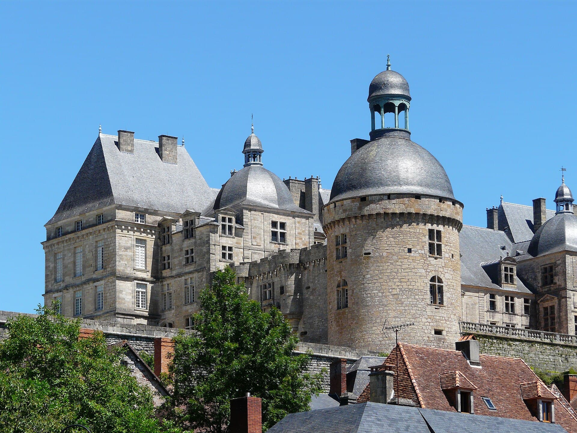 Château de Hautefort — château à Hautefort, Dordogne, façade, classé mh