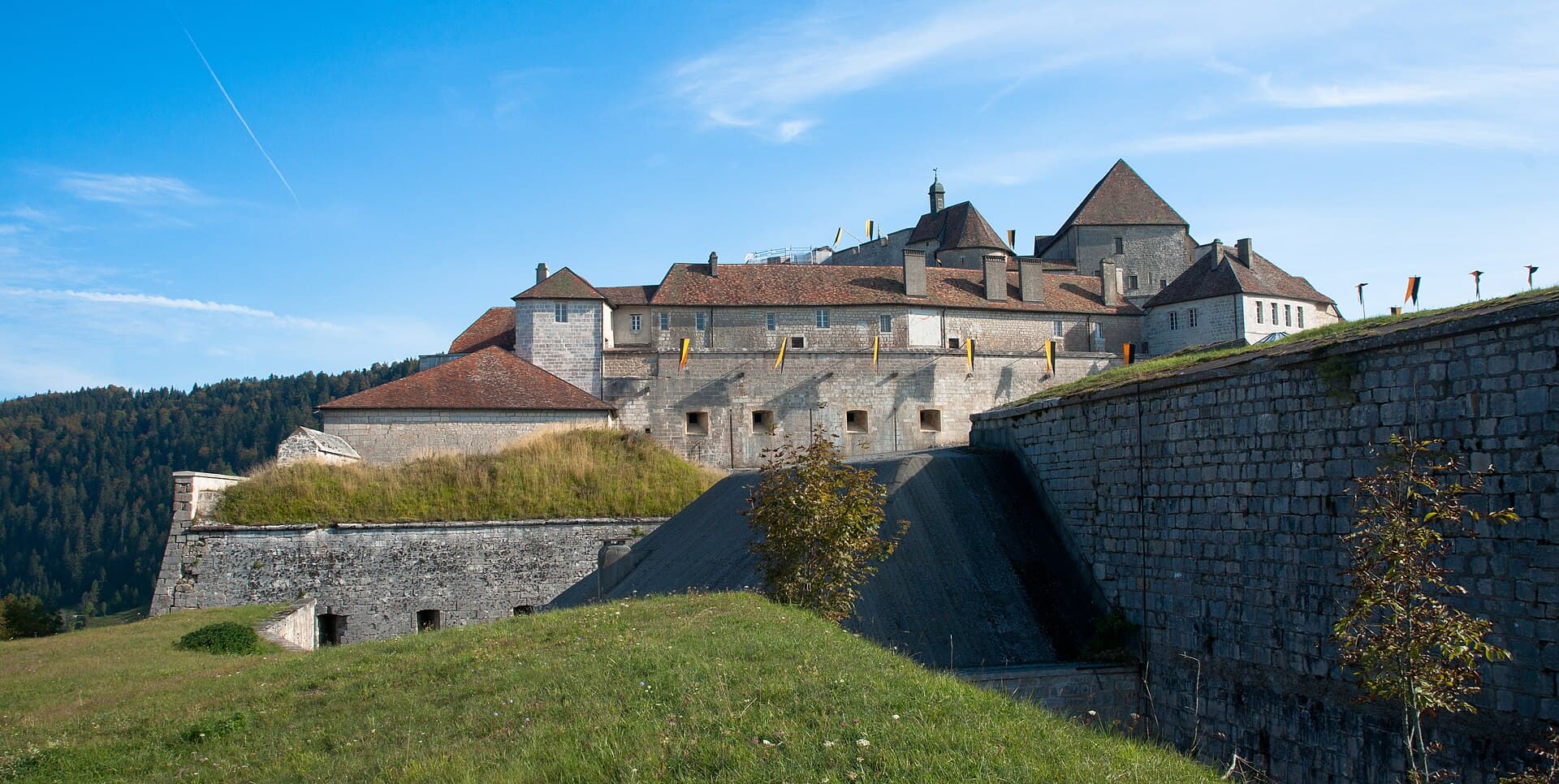 Château de Joux — château à La Cluse-et-Mijoux, Doubs, façade, classé mh