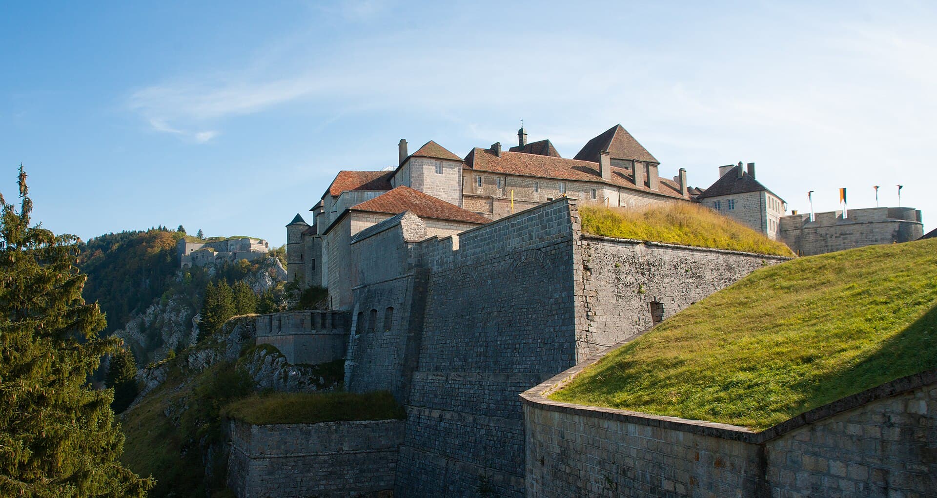 Château de Joux — château à La Cluse-et-Mijoux, Doubs, intérieur, classé mh
