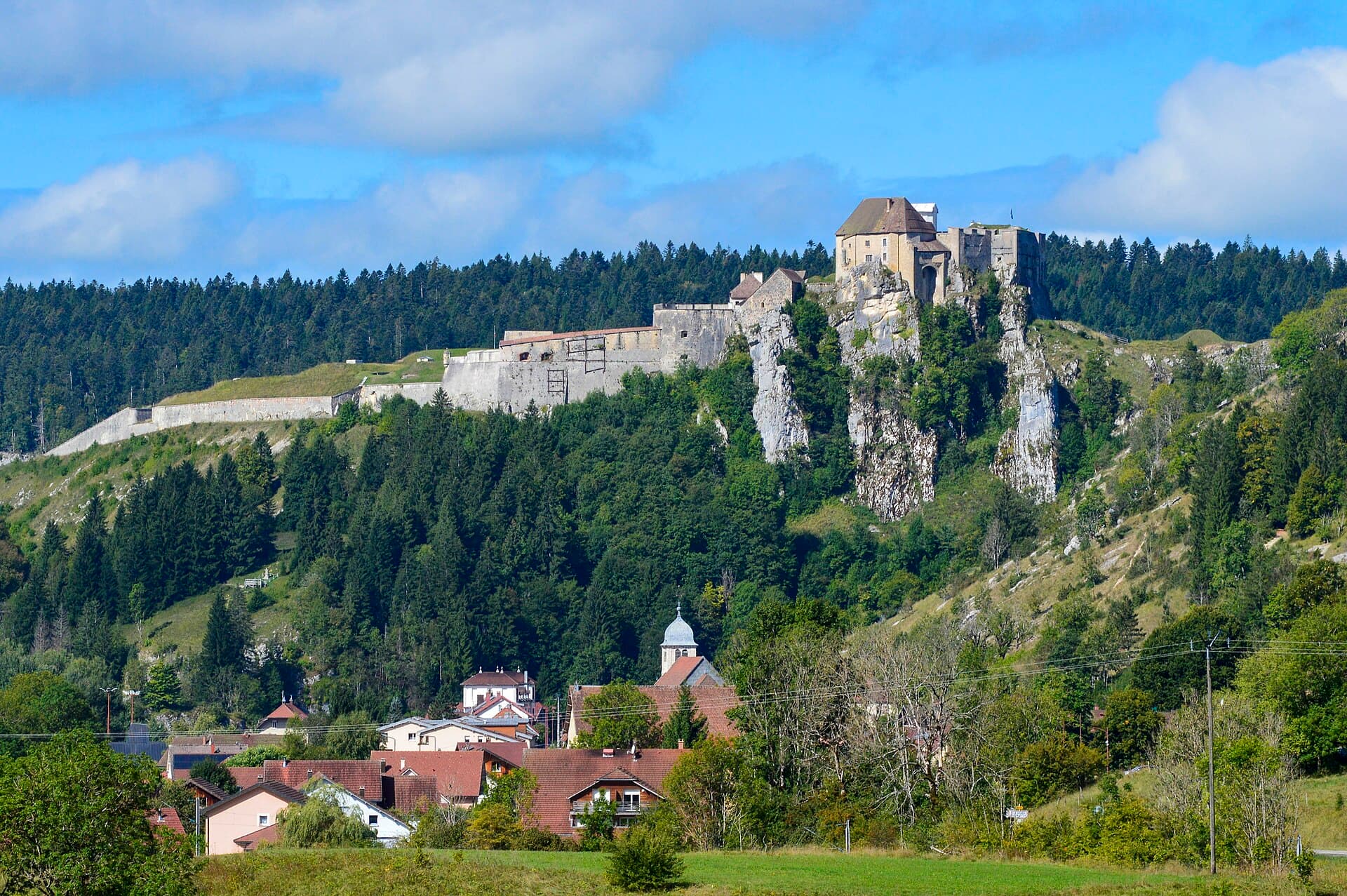Château de Joux — château à La Cluse-et-Mijoux, Doubs, vue de nuit, classé mh
