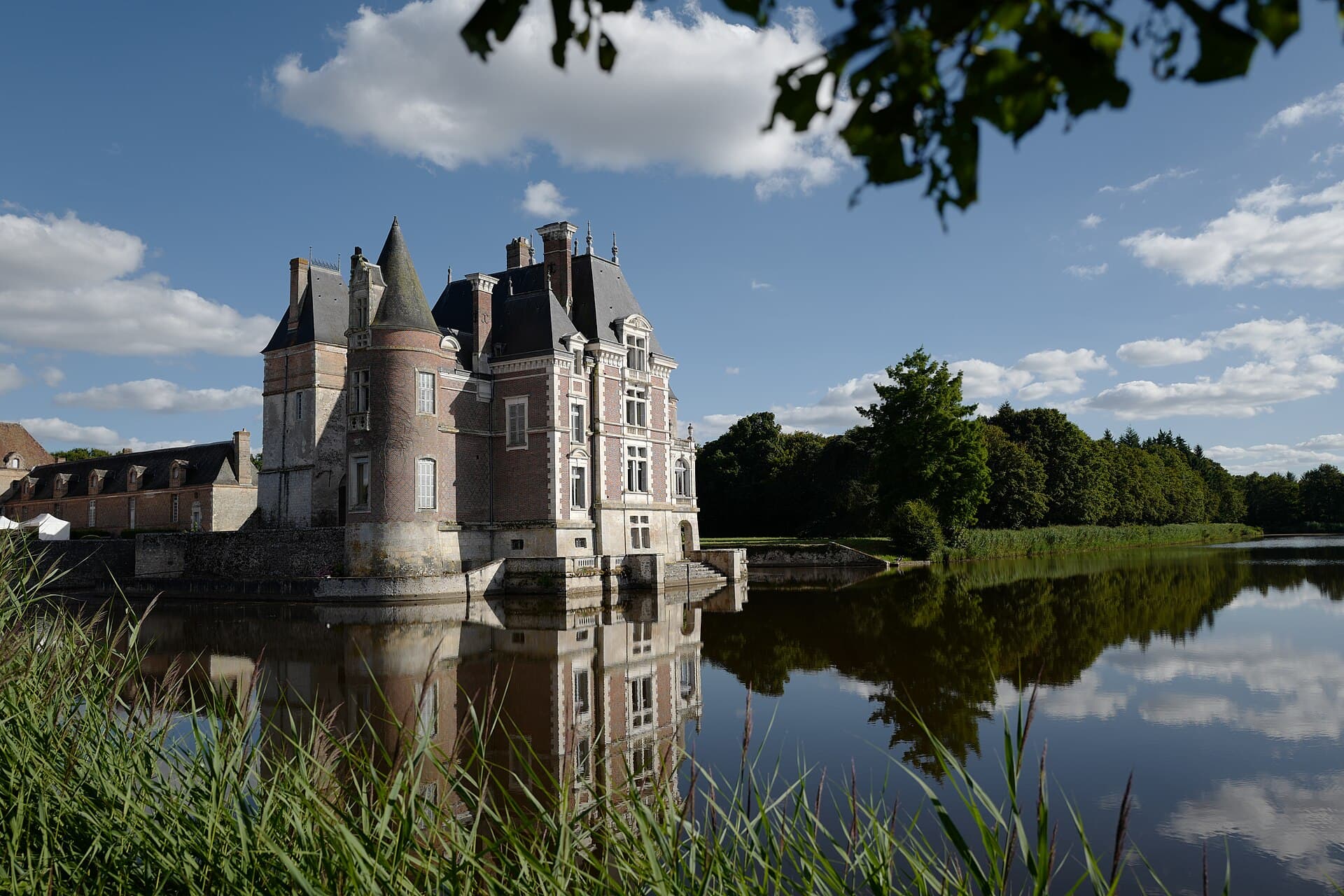 Château de la Bussière — château à La Bussière, Loiret, classé mh