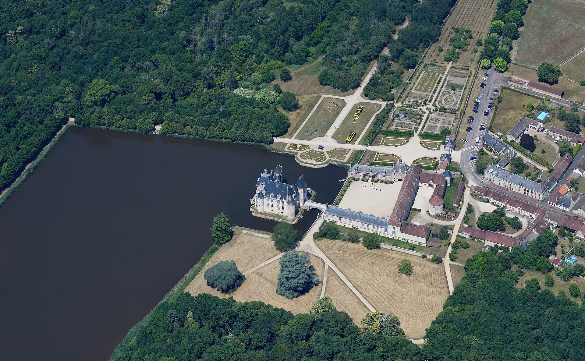 Château de la Bussière — château à La Bussière, Loiret, façade, classé mh