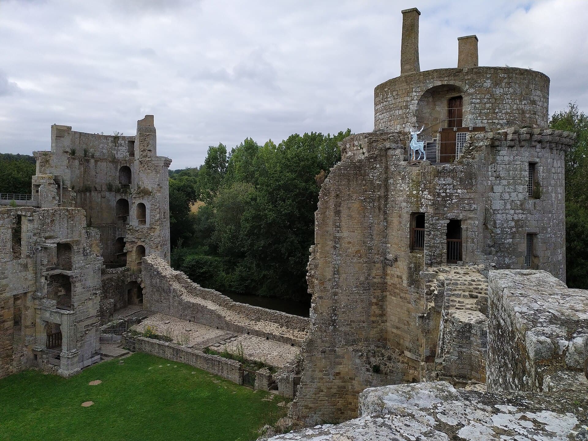 Château de la Hunaudaye — château à Plédéliac, Côtes-d'Armor, vue de nuit, classé mh
