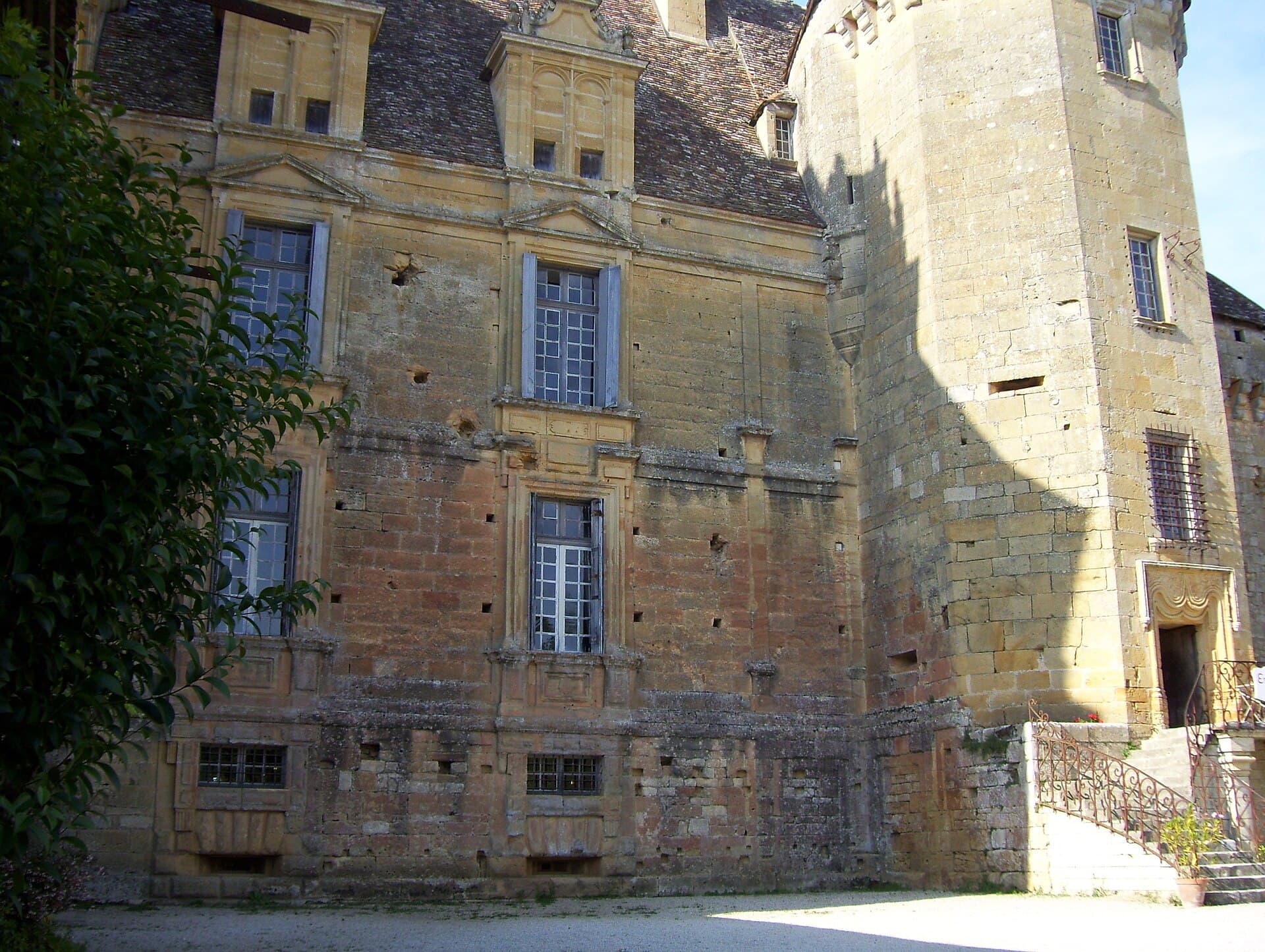 Château de Lanquais — château à Lanquais, Dordogne, vue de nuit, classé mh
