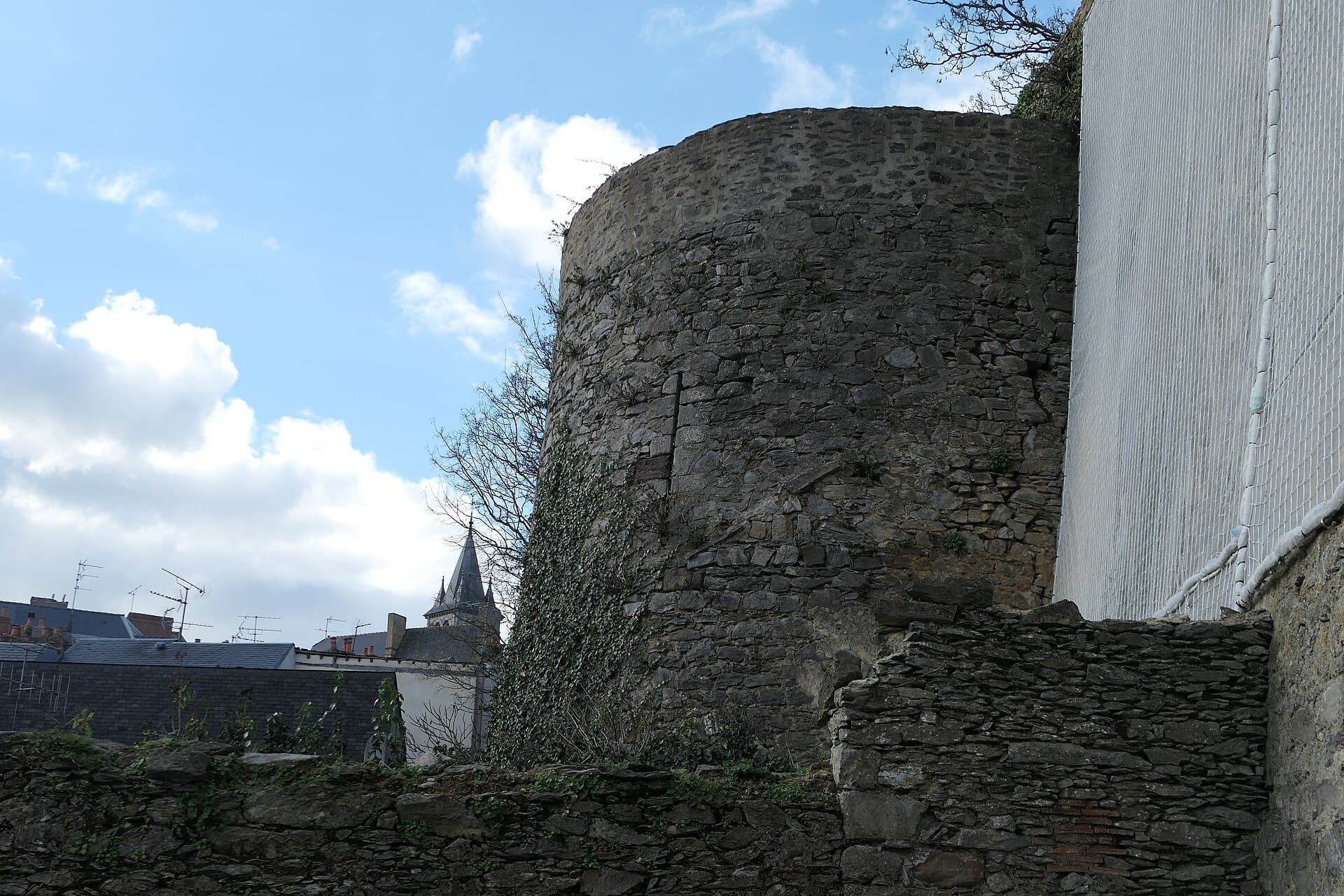Château de Laval – logis neuf — château à Laval, Mayenne, vue de nuit, classé mh