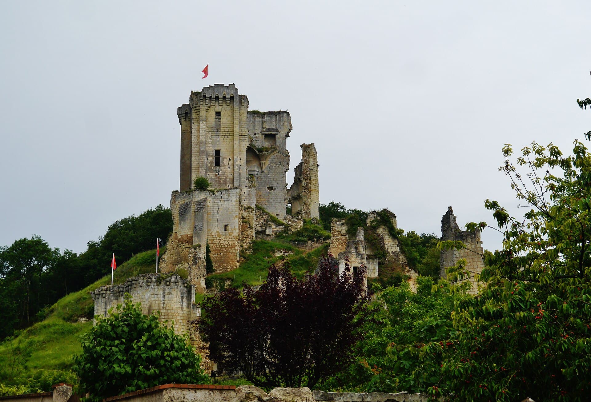 Château de Lavardin — château à Lavardin, Loir-et-Cher, façade, classé mh