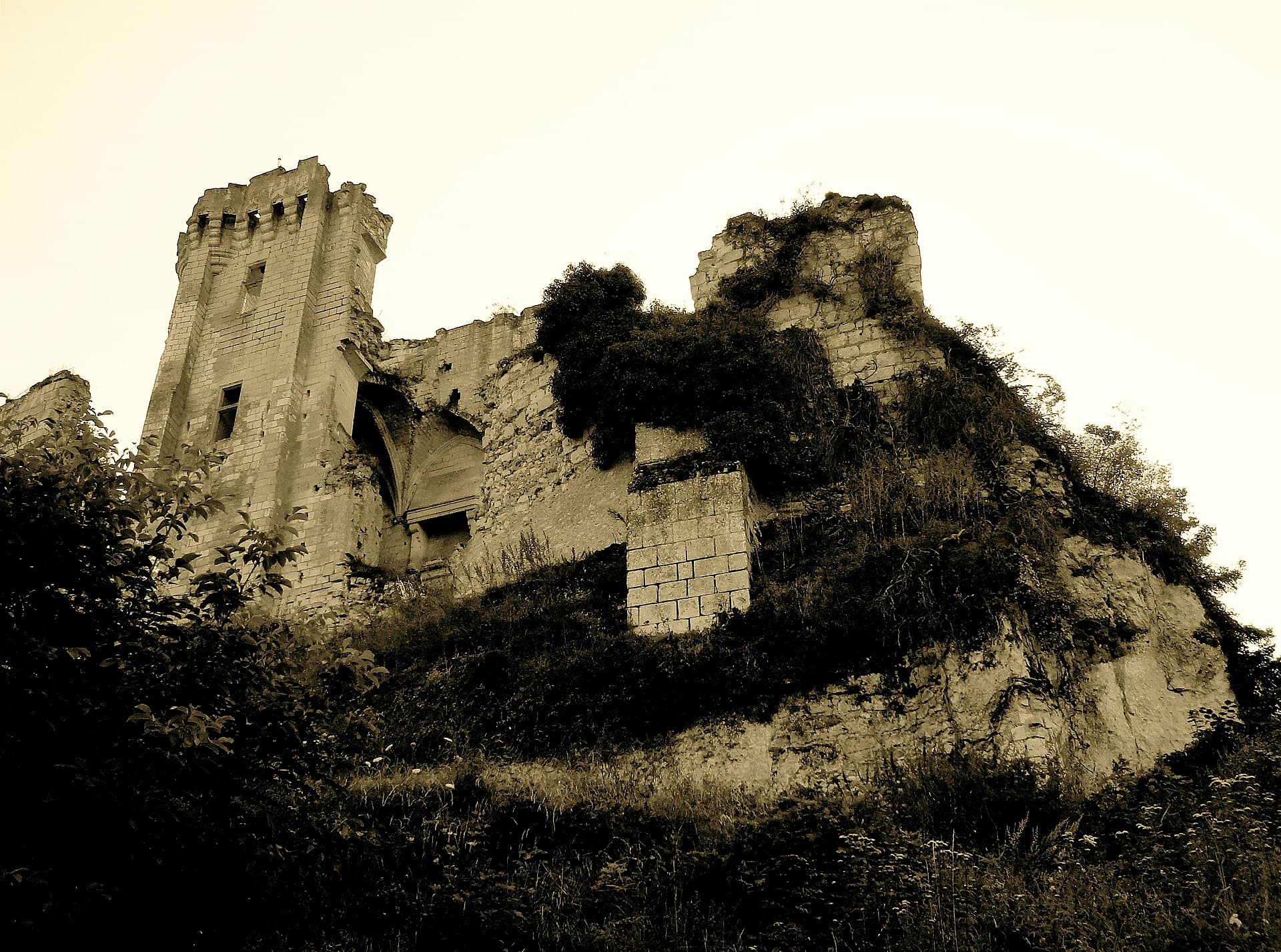 Château de Lavardin — château à Lavardin, Loir-et-Cher, vue de nuit, classé mh