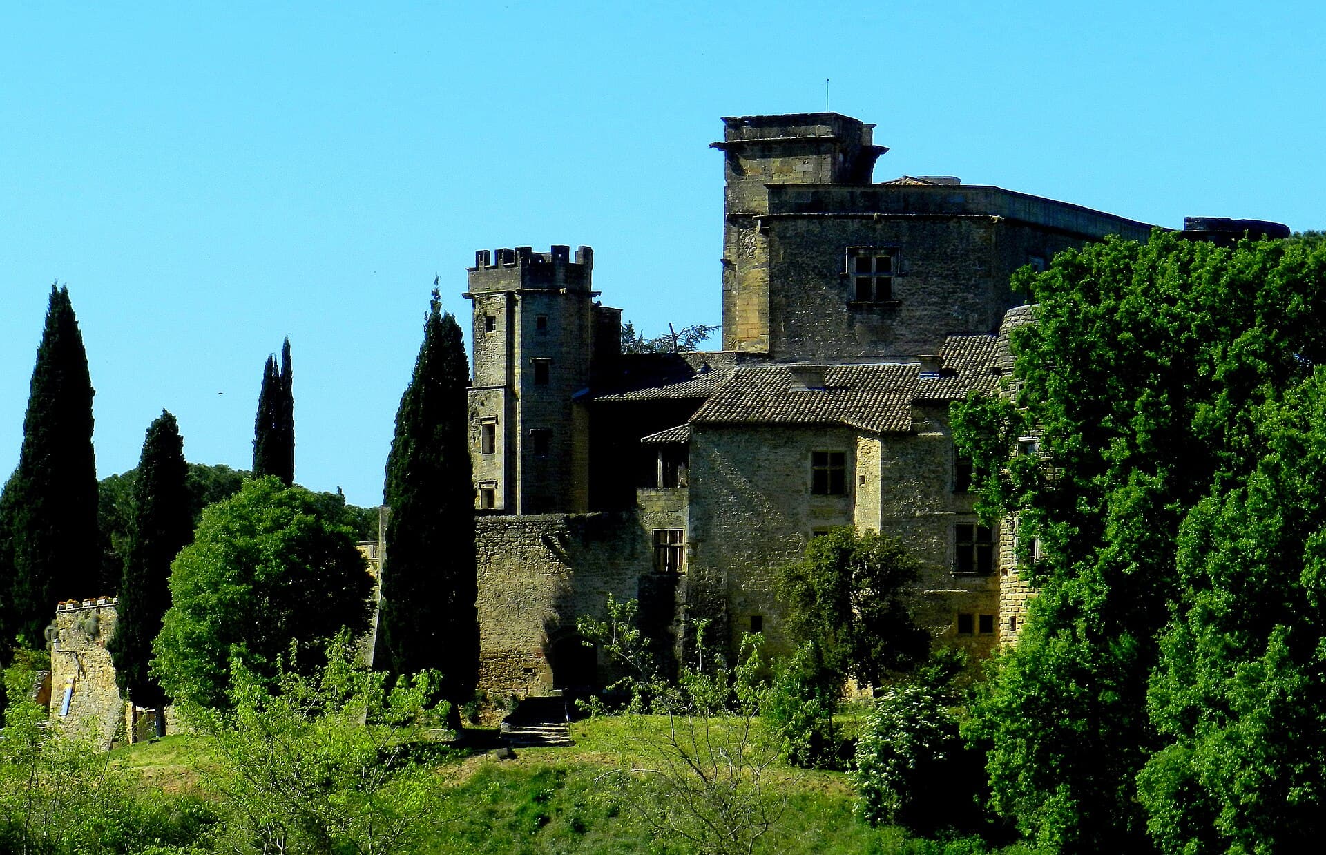 Château de Lourmarin — château à Lourmarin, Vaucluse, intérieur, classé mh
