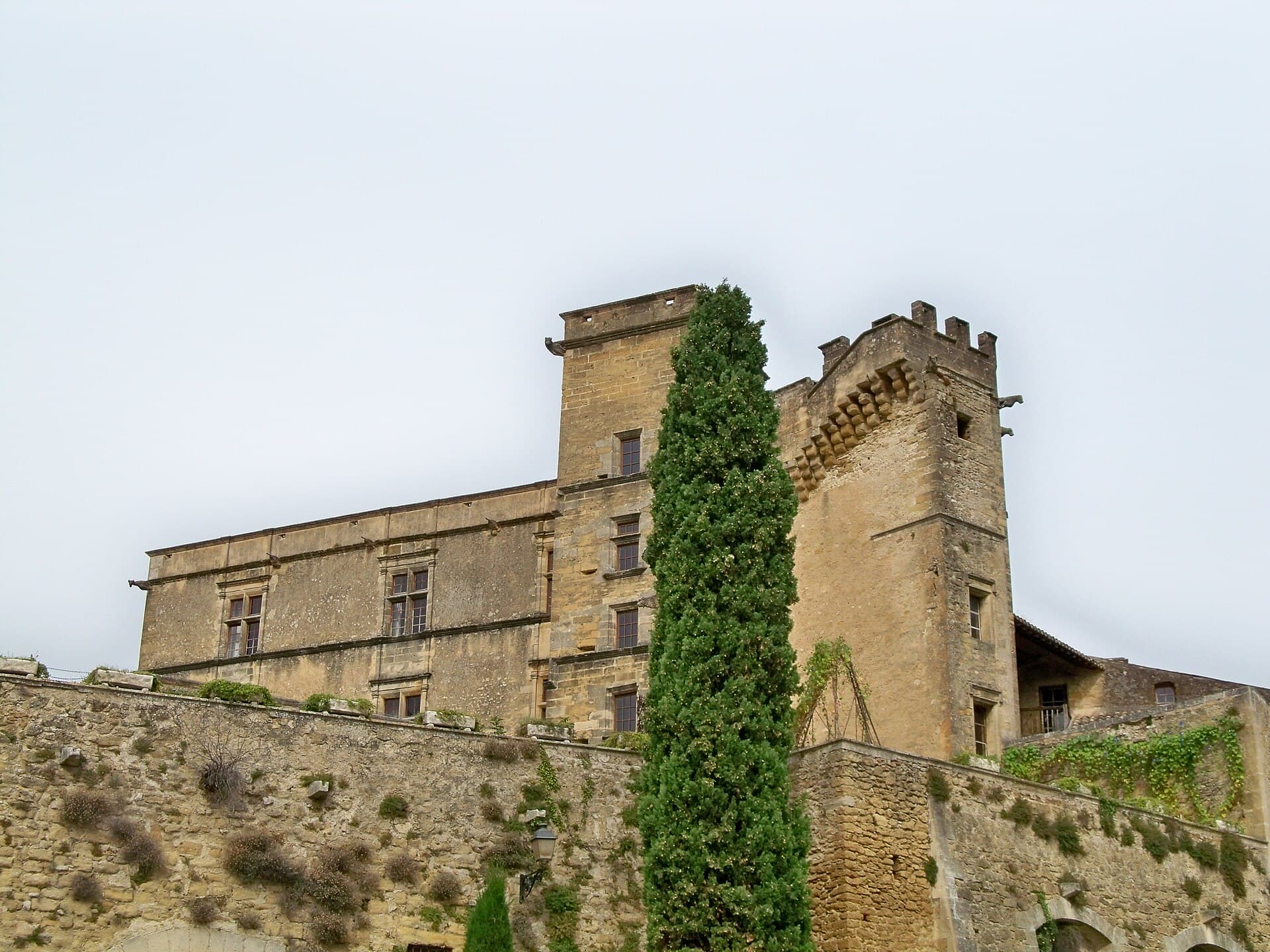 Château de Lourmarin — château à Lourmarin, Vaucluse, vue de nuit, classé mh