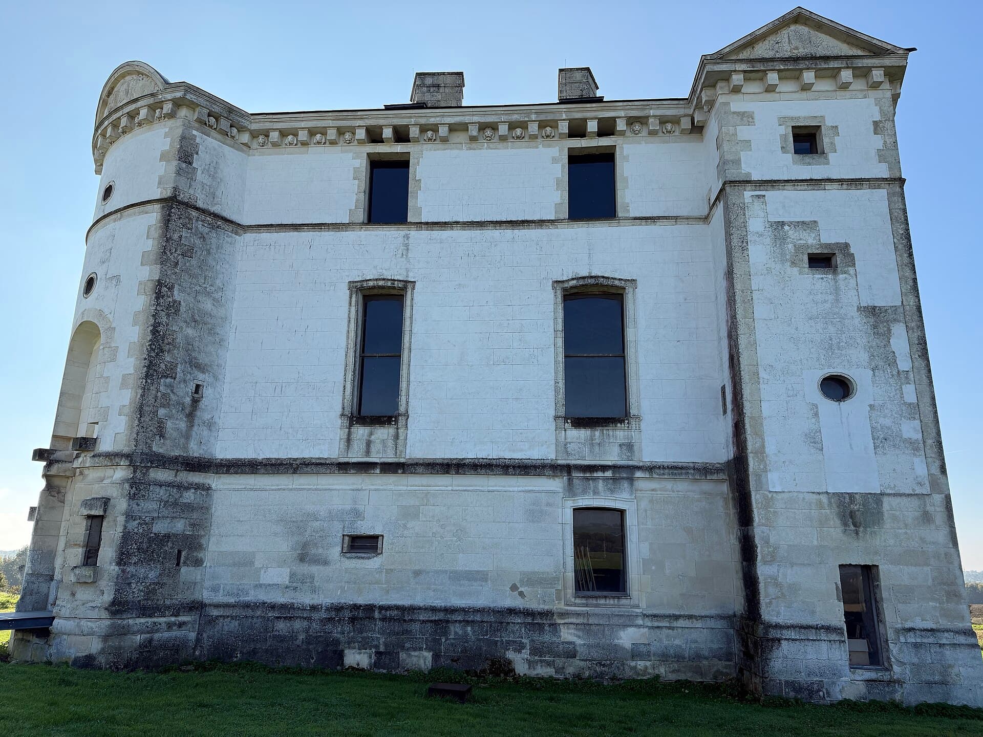 Château de Maulnes — château à Cruzy-le-Châtel, Yonne, façade, classé mh