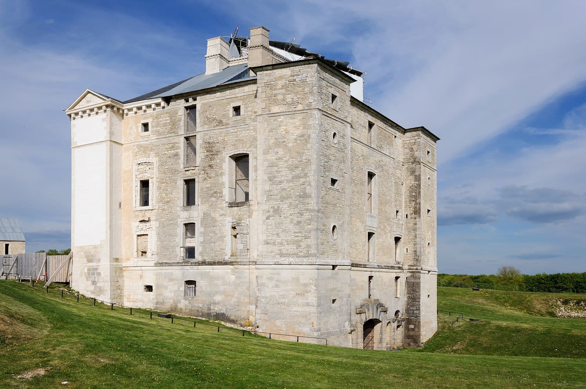 Château de Maulnes — château à Cruzy-le-Châtel, Yonne, vue de nuit, classé mh