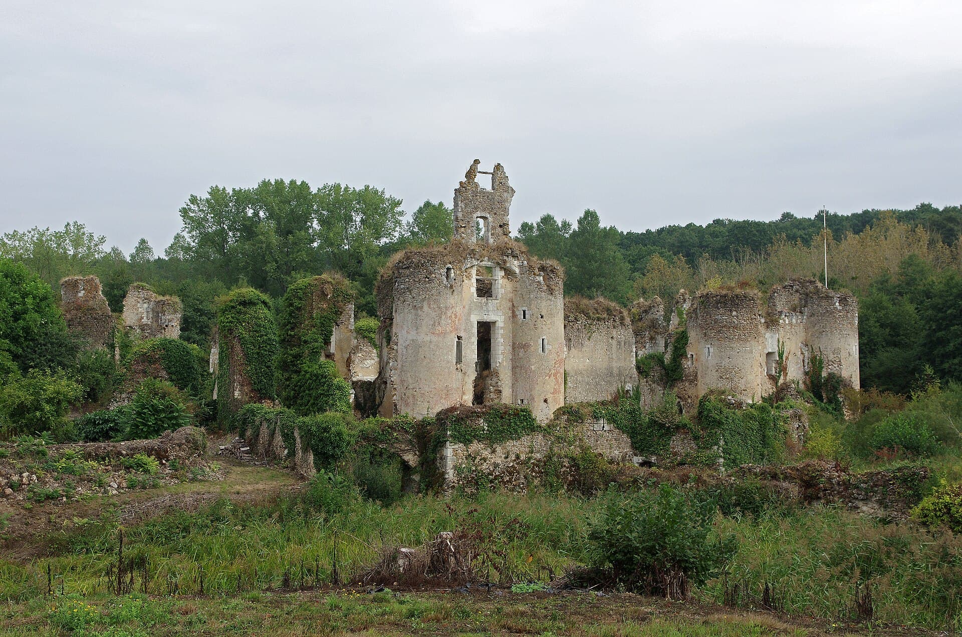 Château de Montrésor — château à Montrésor, Indre-et-Loire, façade, classé mh