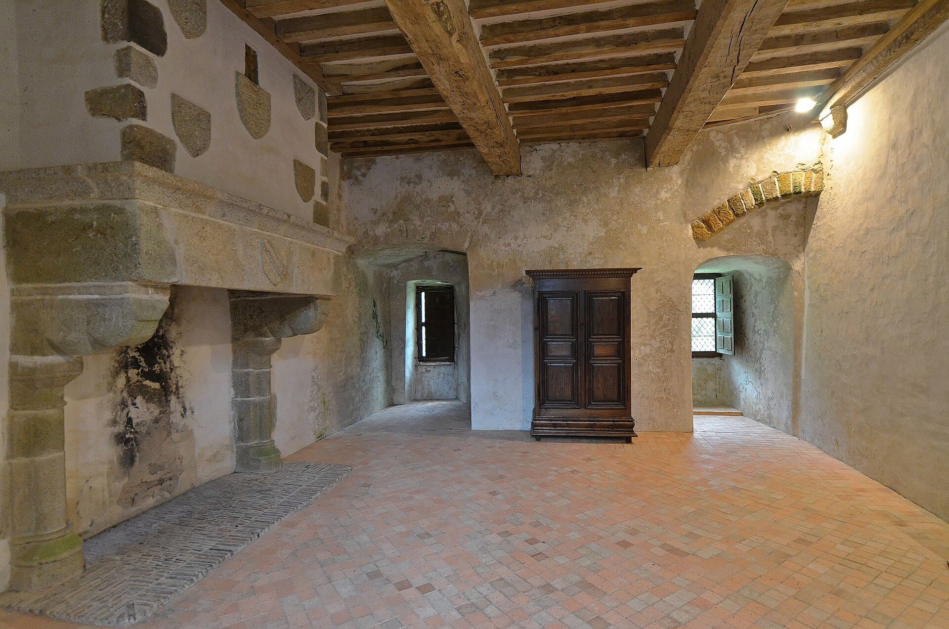 Château de Pirou — château à Pirou, Manche, vue de nuit, classé mh