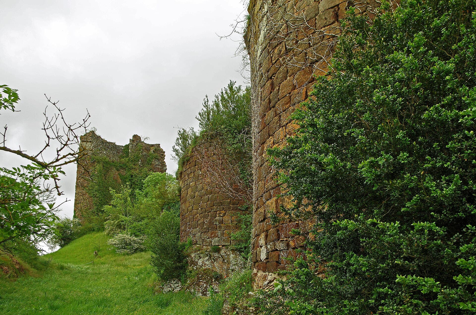 Château de Rochechouart — château à Rochechouart, Haute-Vienne, façade, classé mh