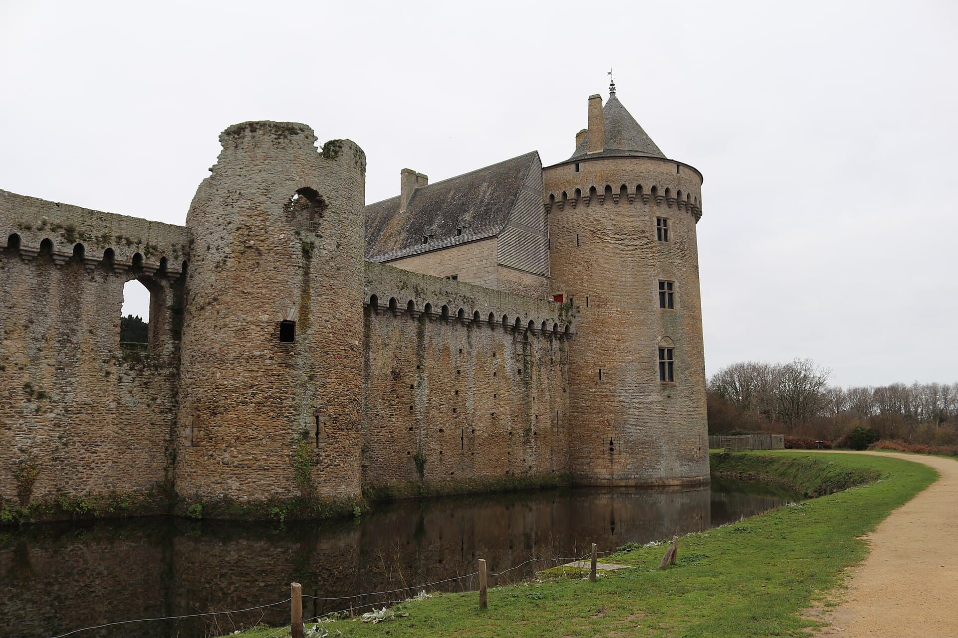 Château de Suscinio — château à Sarzeau, Morbihan, vue de nuit, classé mh