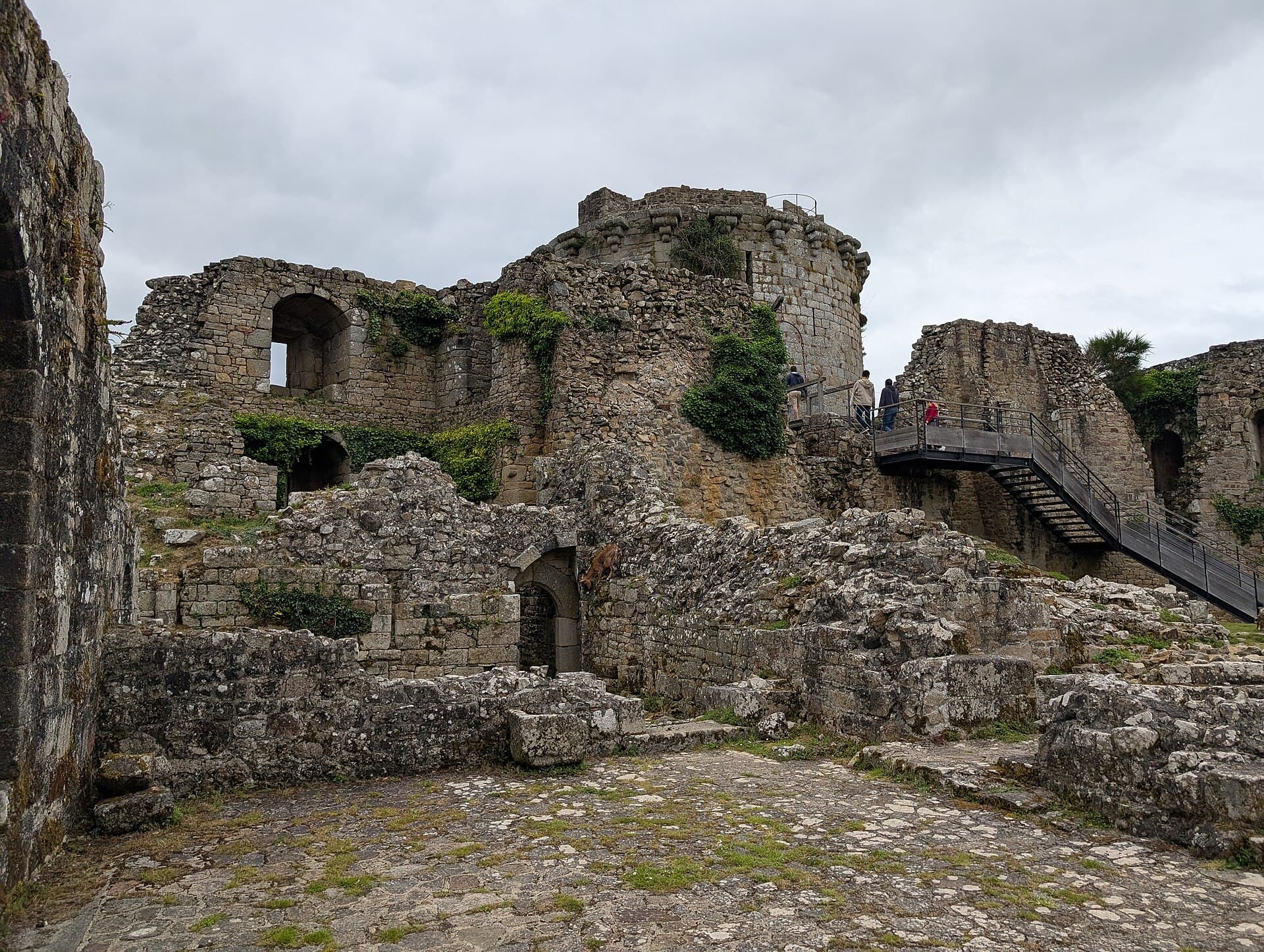 Château de Tonquédec — château à Tonquédec, Côtes-d'Armor, intérieur, classé mh