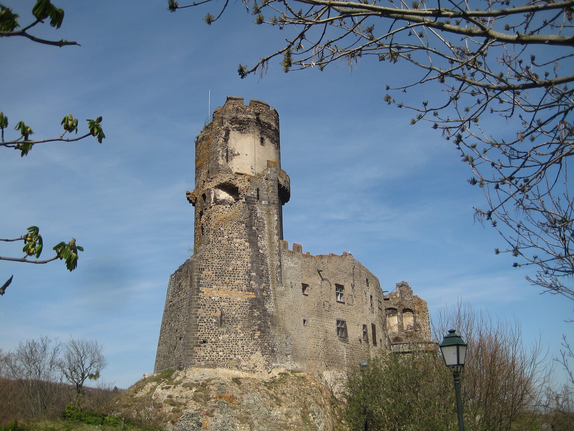Château de Tournoel — château à Volvic, Puy-de-Dôme, vue de nuit, classé mh