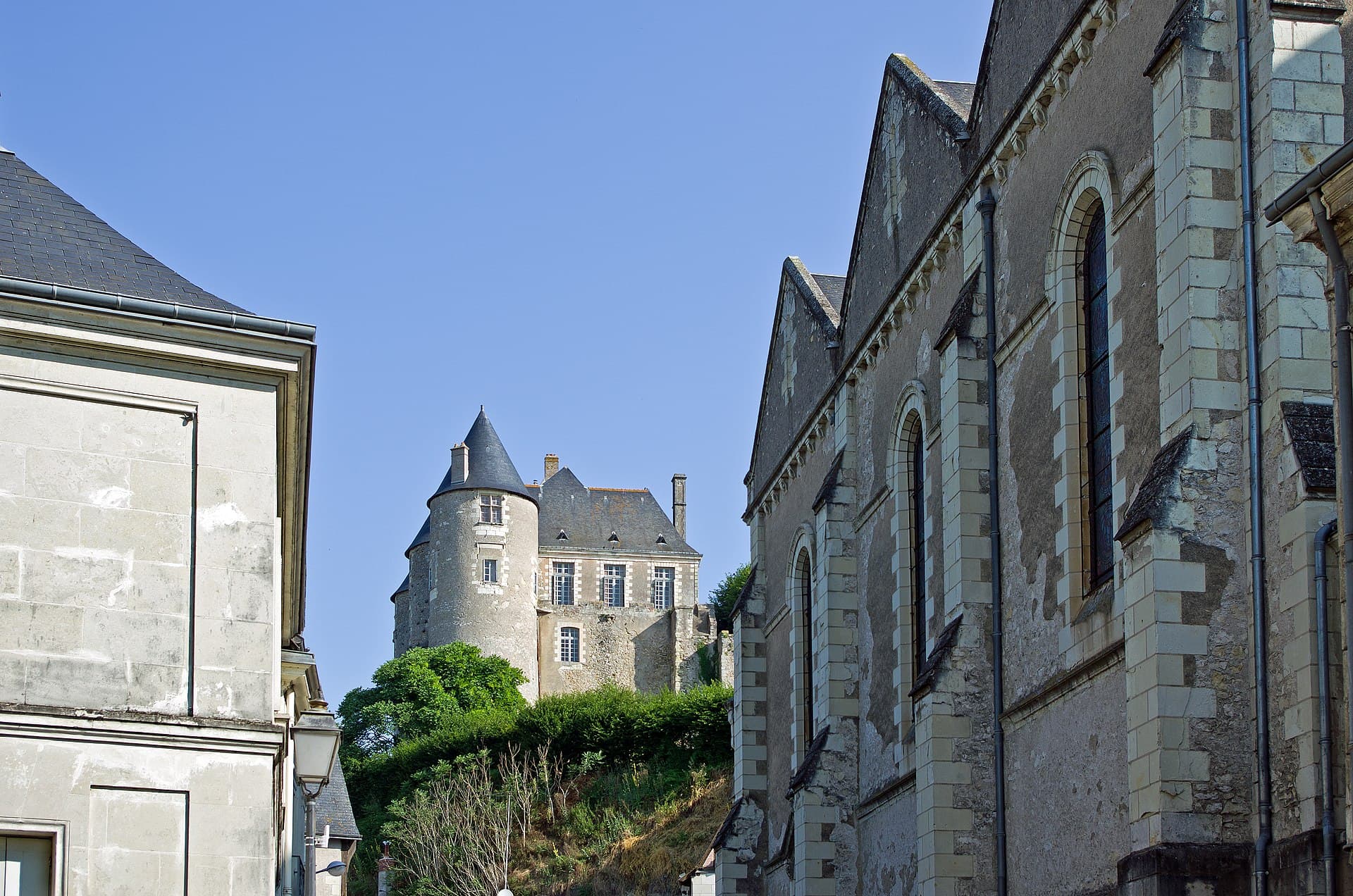 Manoir de Luynes — château à Luynes, Indre-et-Loire, vue de nuit, classé mh