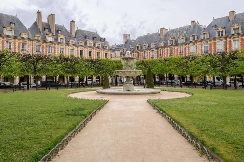 Place des Vosges (square Louis-XIII)