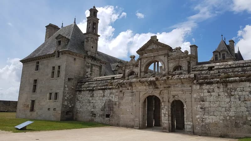Château de Kerjean — château à Saint-Vougay, Finistère, classé mh
