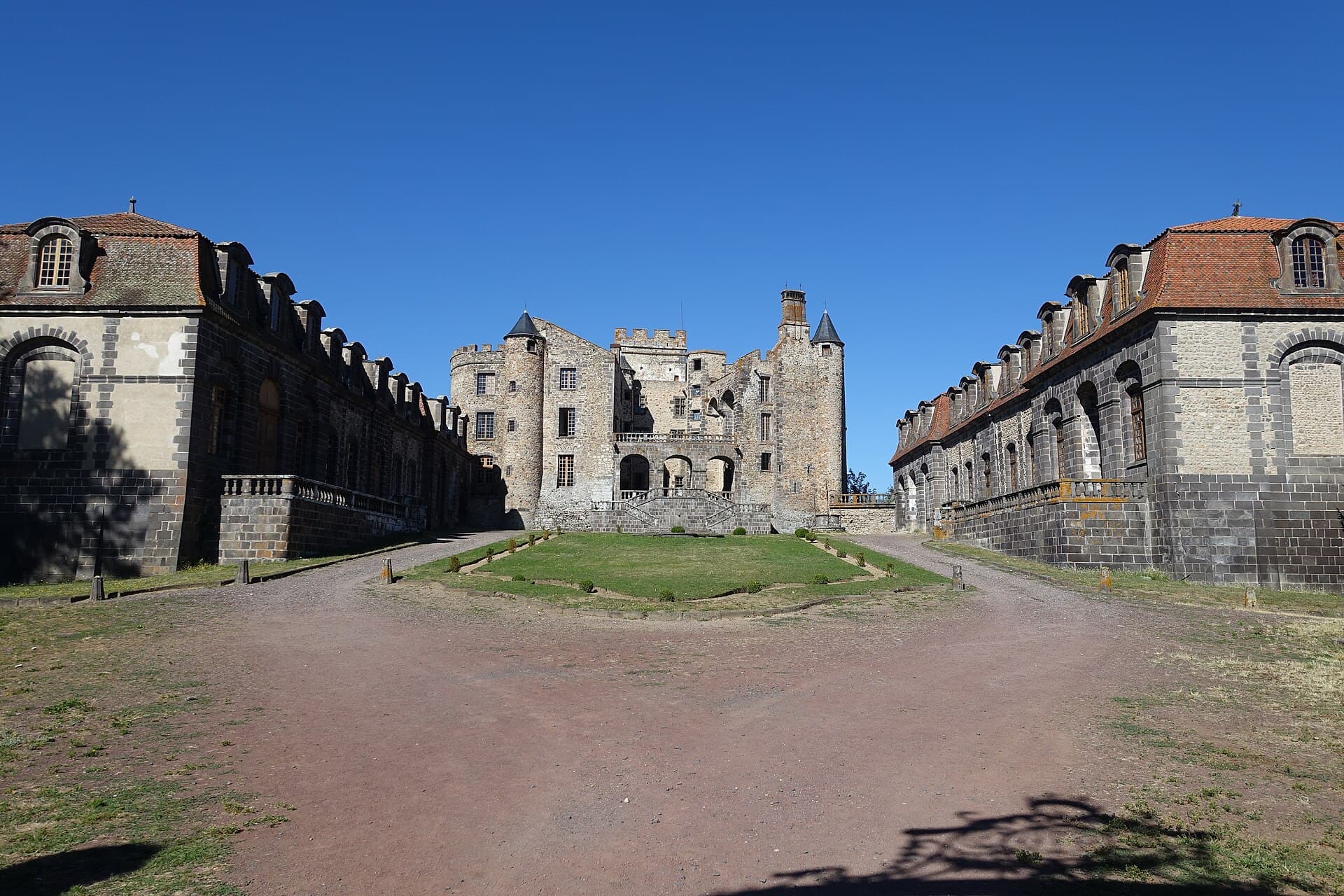 Château de Chazeron — château à Saint-Priest-Bramefant, Puy-de-Dôme, classé mh