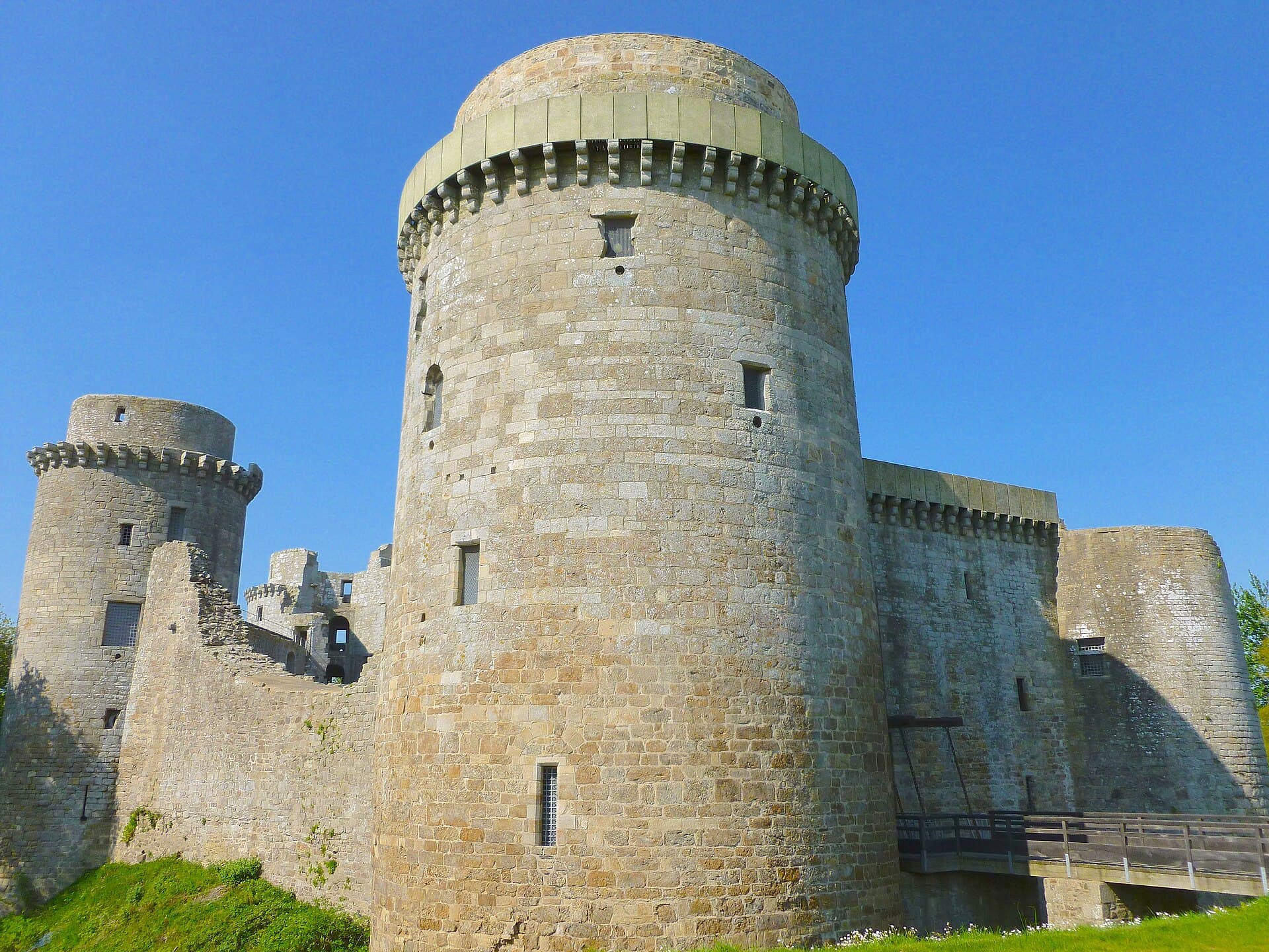 Château de la Hunaudaye — château à Plédéliac, Côtes-d'Armor, classé mh