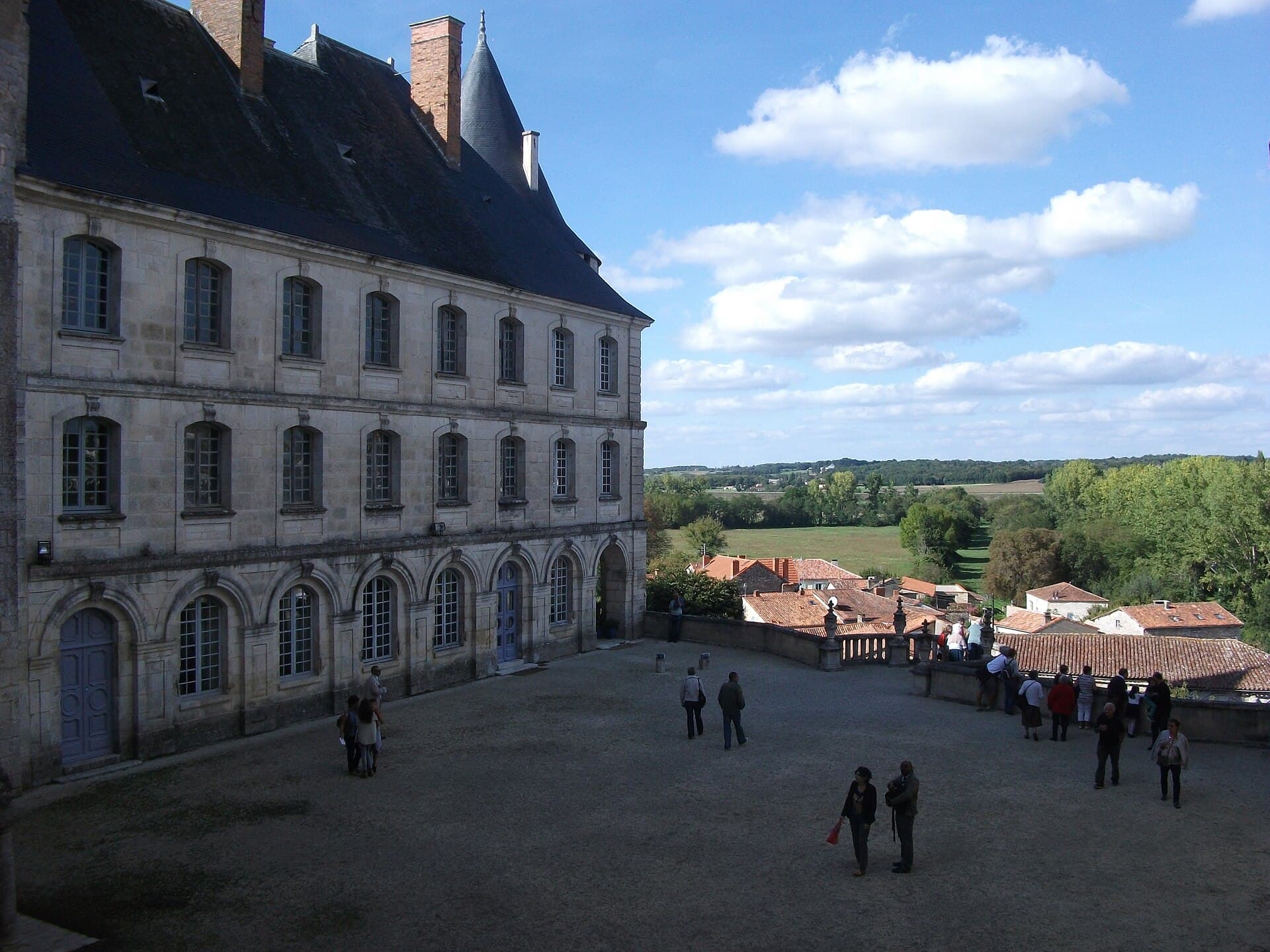 Château de la Rochefoucauld (La Rochefoucauld) Château de la Rochefoucauld — château à La Rochefoucauld, Charente, vue de nuit, classé mh