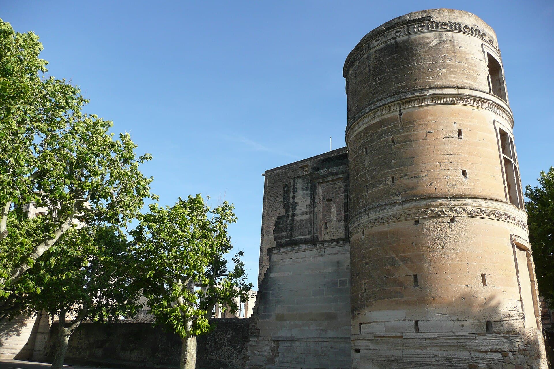 Château de la Tour-d'Aigues (La Tour-d'Aigues) Château de la Tour-d'Aigues — château à La Tour-d'Aigues, Vaucluse, façade, classé mh