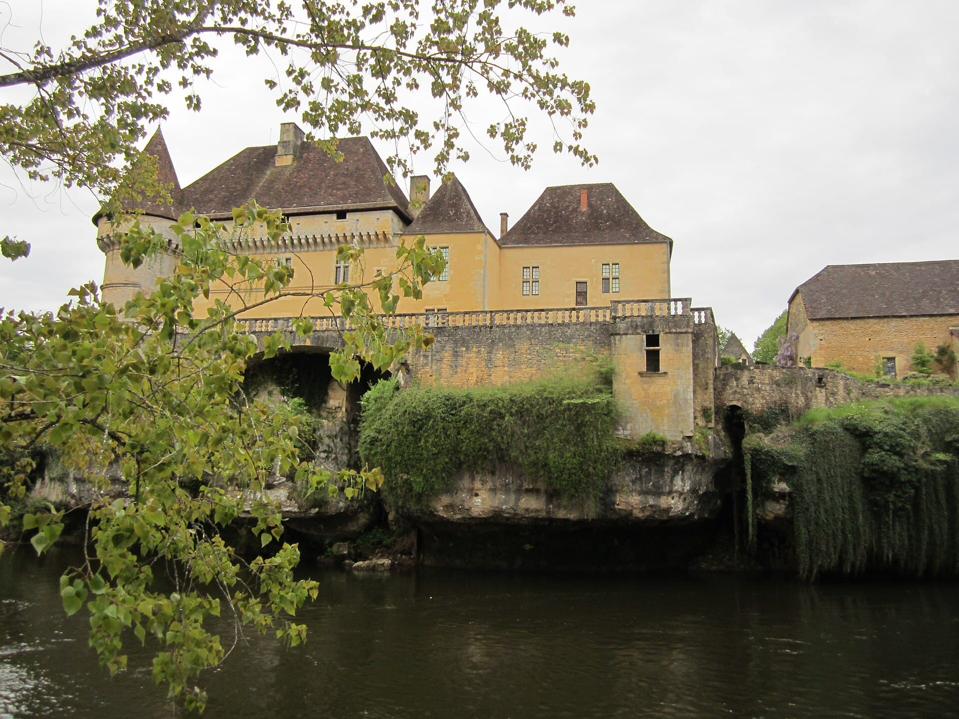 Château de Losse (Thonac) Château de Losse — château à Thonac, Dordogne, intérieur, classé mh