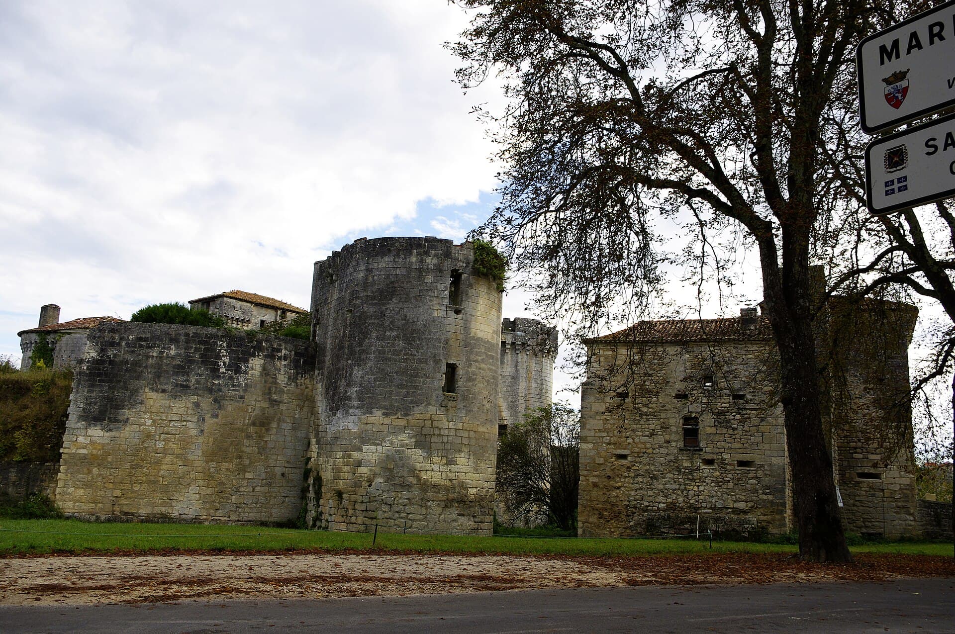 Château de Mareuil (Mareuil) Château de Mareuil — château à Mareuil, Dordogne, vue de nuit, inscrit mh