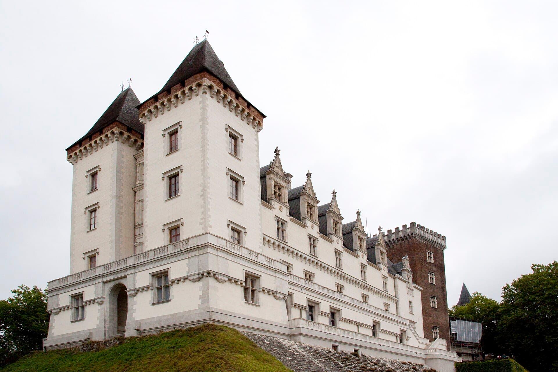 Château de Pau (Pau) Château de Pau — château à Pau, Pyrénées-Atlantiques, façade, classé mh