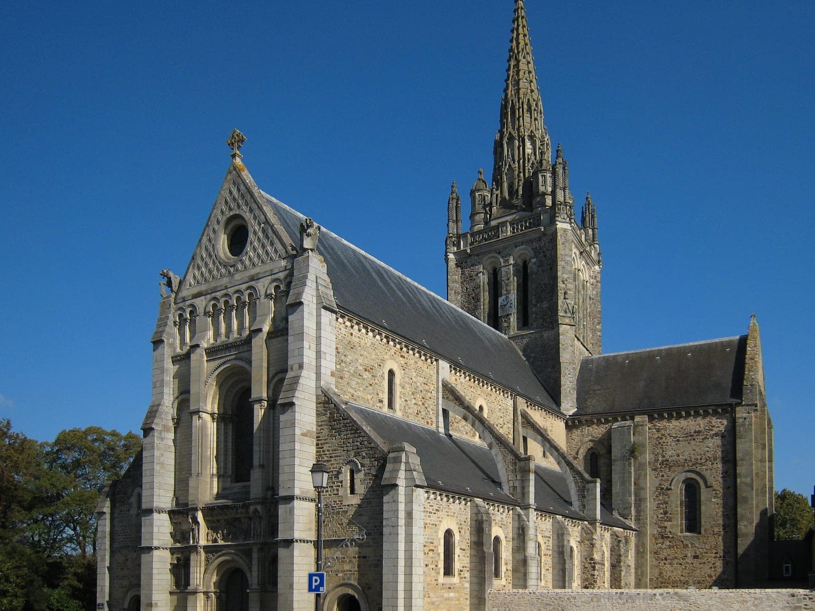 Basilique Notre-Dame d'Avesnières de Laval