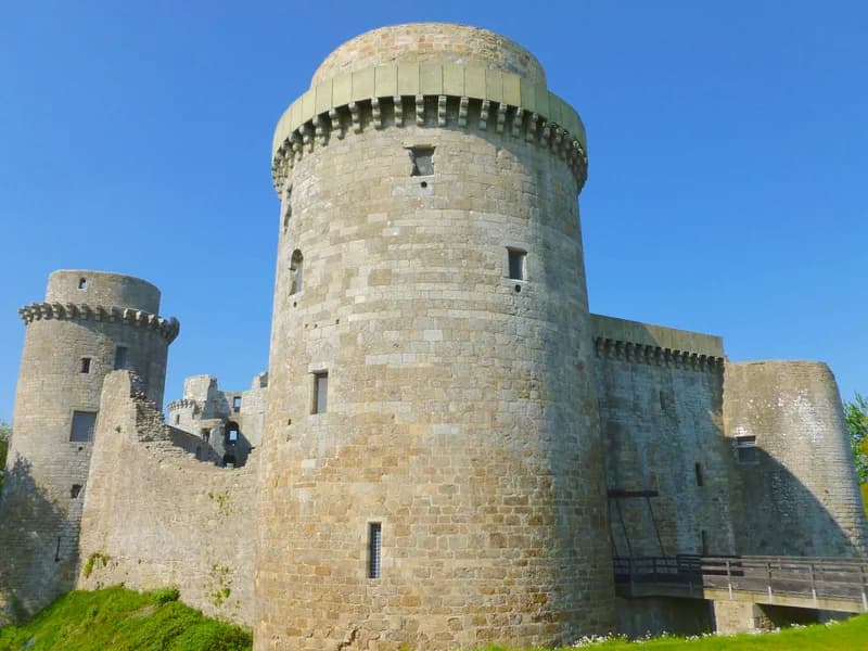 Château de la Hunaudaye — château à Plédéliac, Côtes-d'Armor, classé mh