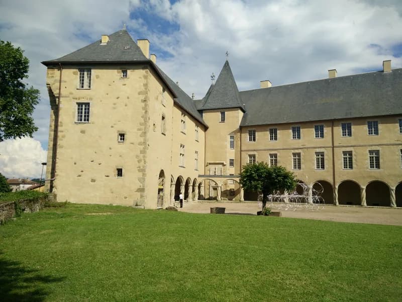 Château de Rochechouart — château à Rochechouart, Haute-Vienne, classé mh