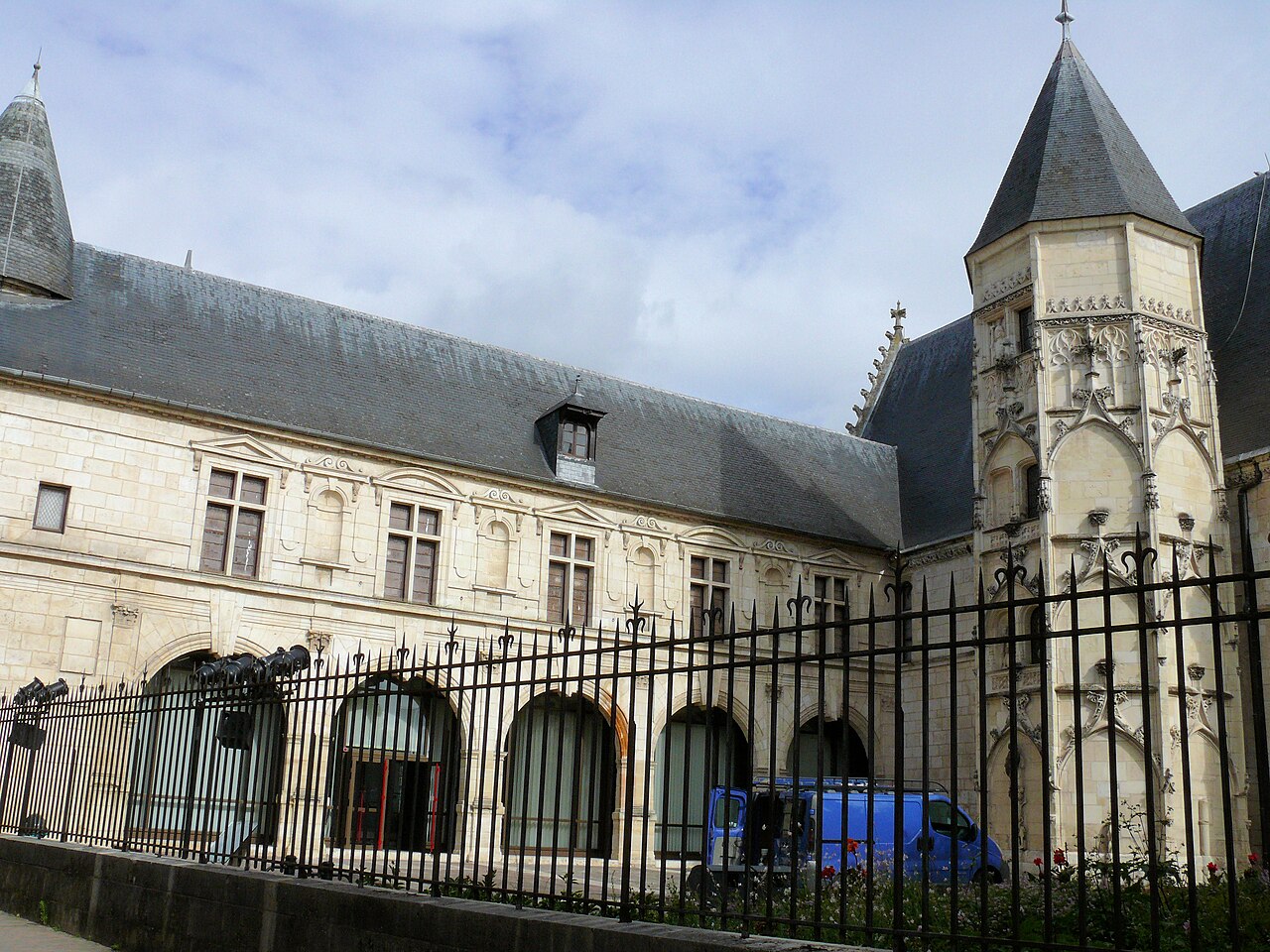 Hôtel des Échevins (Musée Estève) — architecture civile à Bourges (18), monument historique (Classé MH)