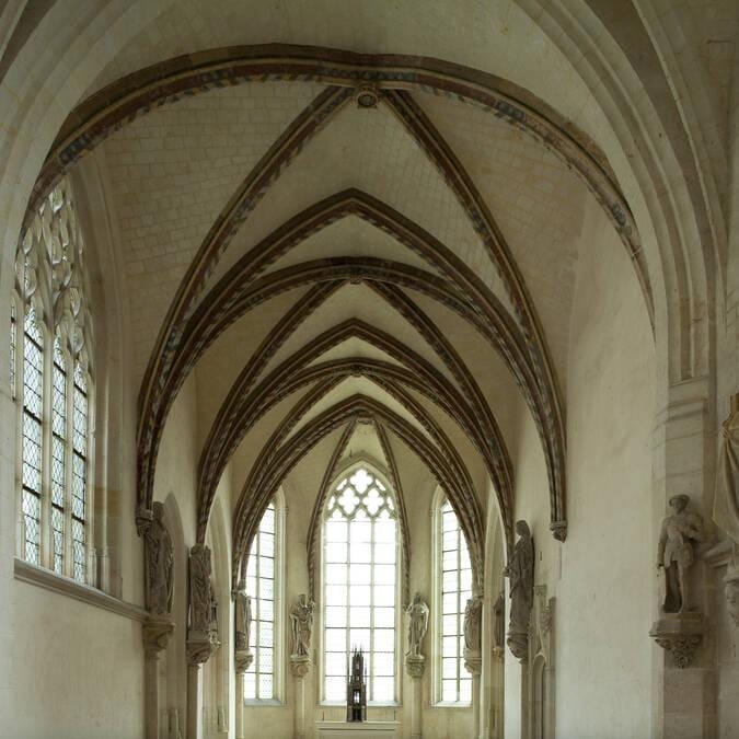 La Sainte-Chapelle du château de Châteaudun, ses voûtes gothiques peintes et ses statues sous dais