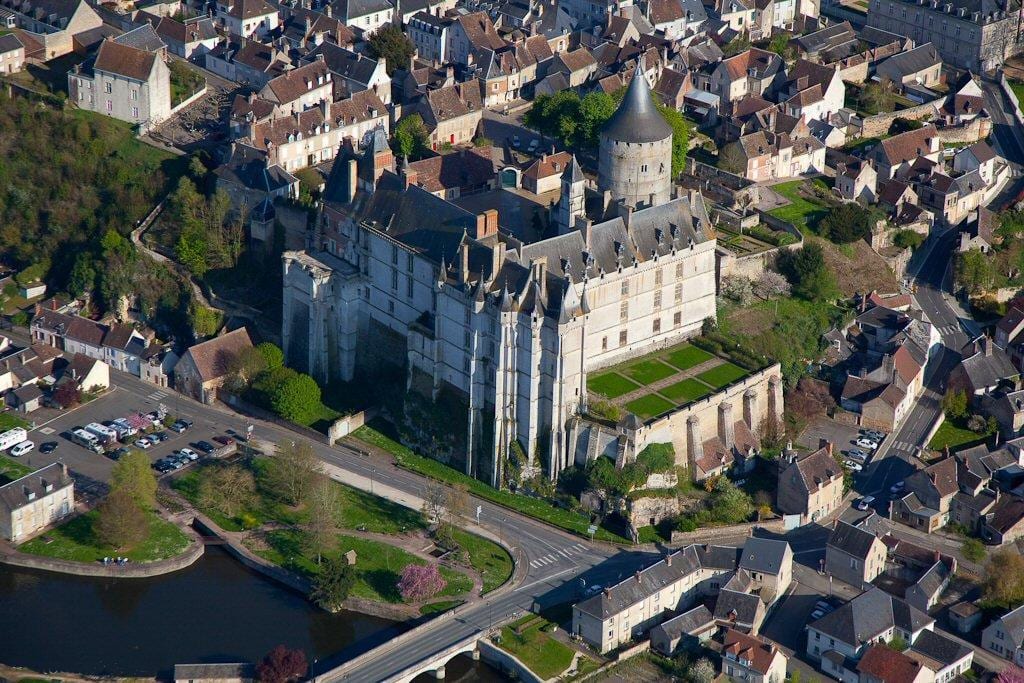 Vue aérienne du château de Châteaudun dominant le Loir, son donjon roman et ses ailes gothique et Renaissance