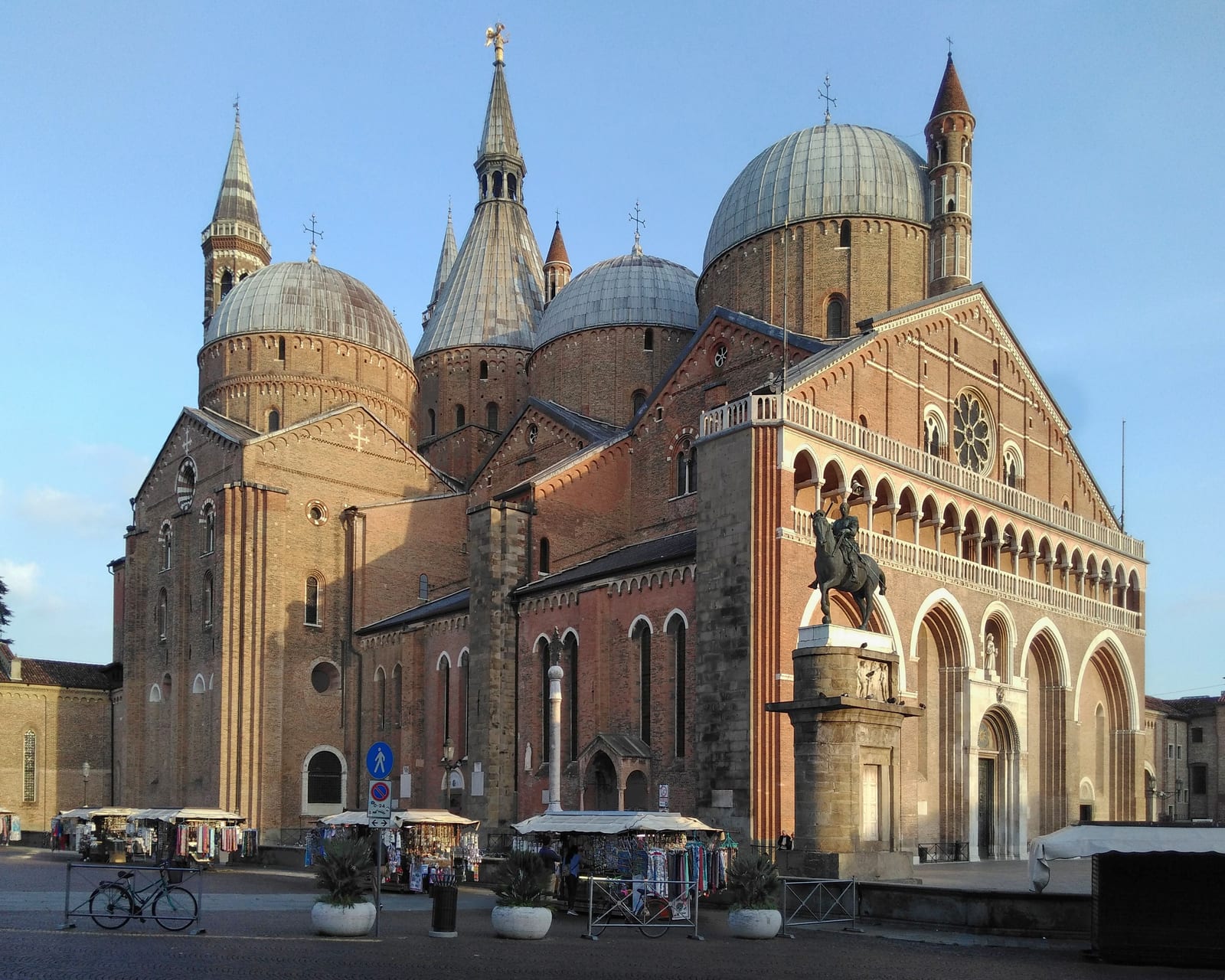 La basilique Sant'Antonio de Padoue (l'autel de Donatello) dans son environnement