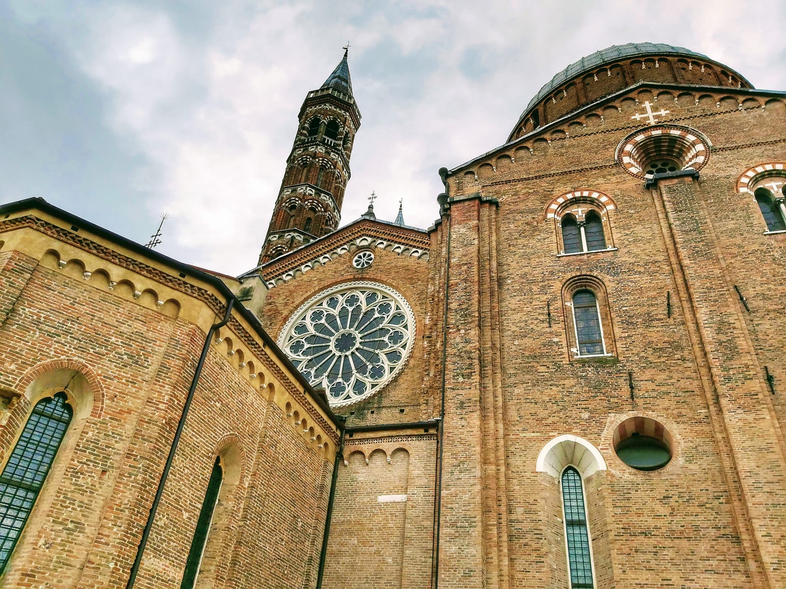 Façade de La basilique Sant'Antonio de Padoue (l'autel de Donatello)