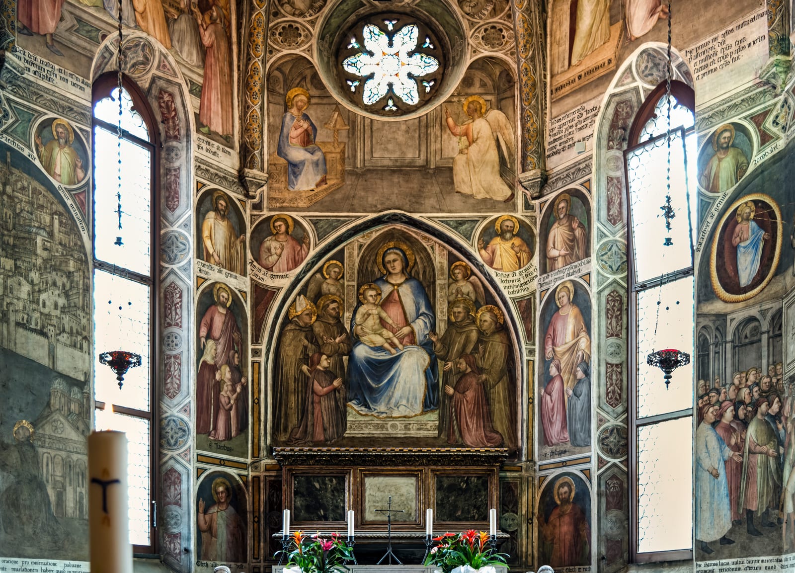 Intérieur de La basilique Sant'Antonio de Padoue (l'autel de Donatello)