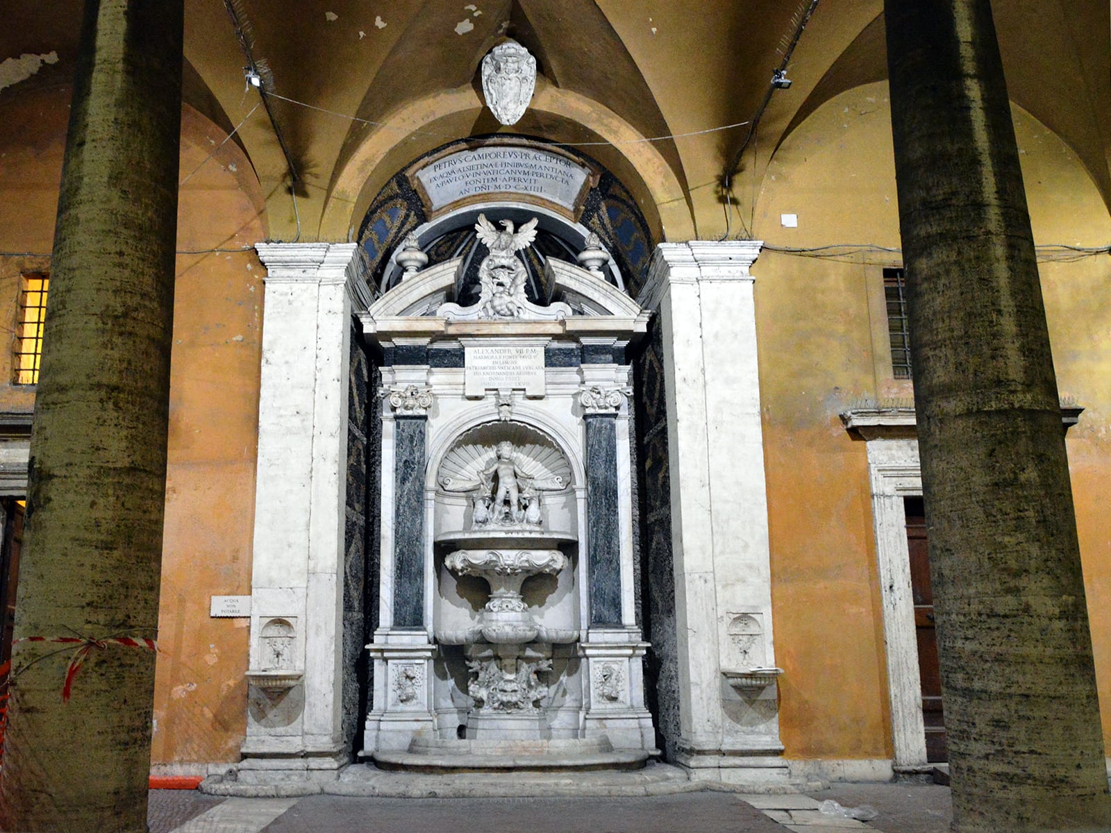 La cour à arcades du palais du Commandeur (Santo Spirito in Sassia) à Rome