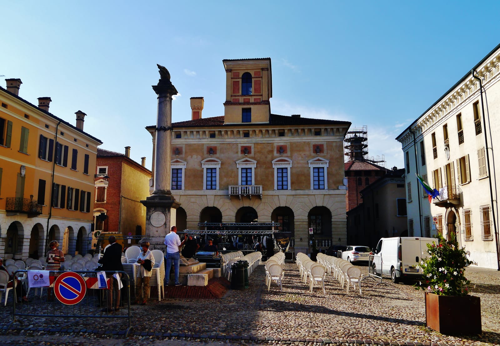 La Piazza Ducale de Sabbioneta, cité idéale de la Renaissance