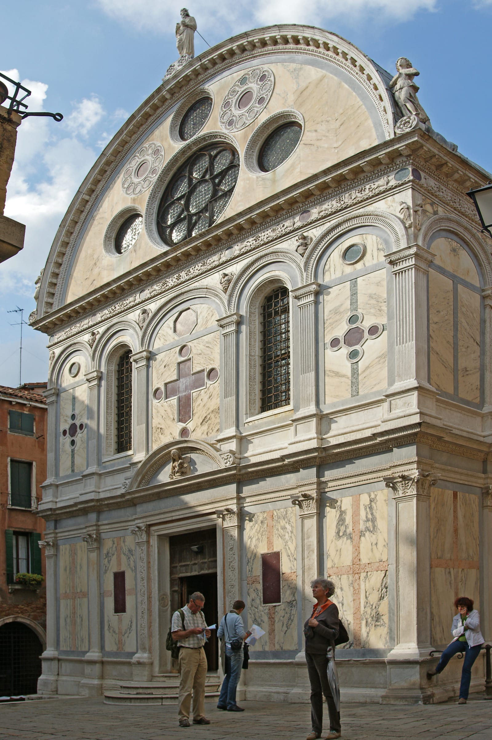 Façade de marbre de l'église Santa Maria dei Miracoli à Venise